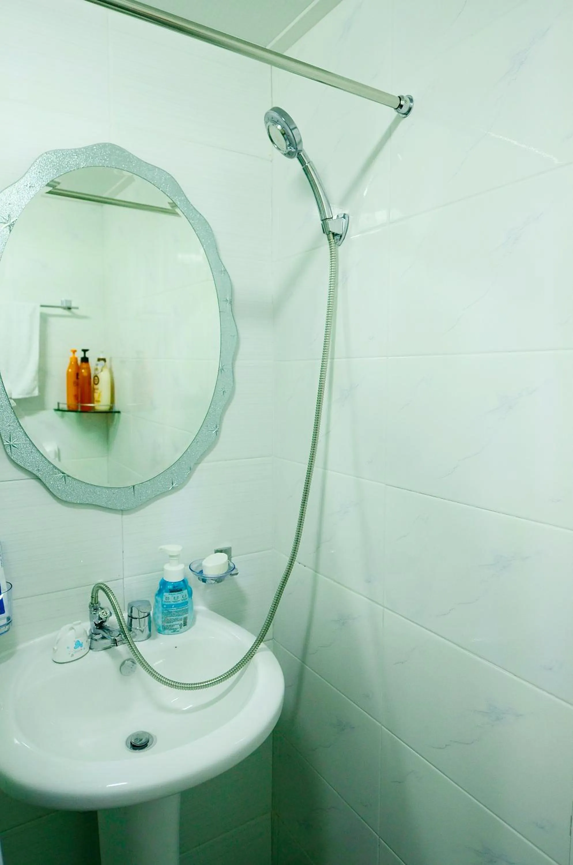 Shower in Ganderak Guesthouse