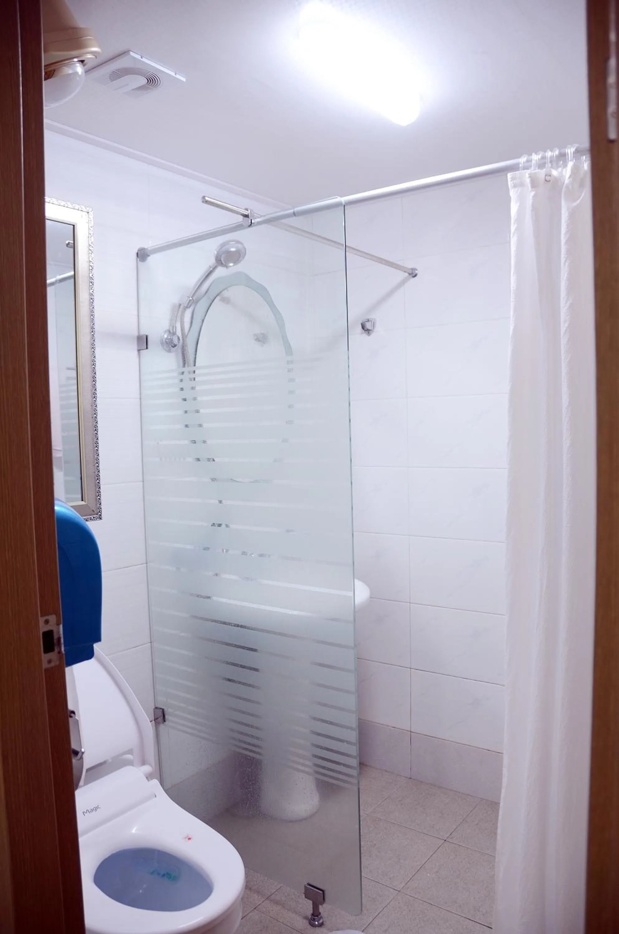 Shower in Ganderak Guesthouse