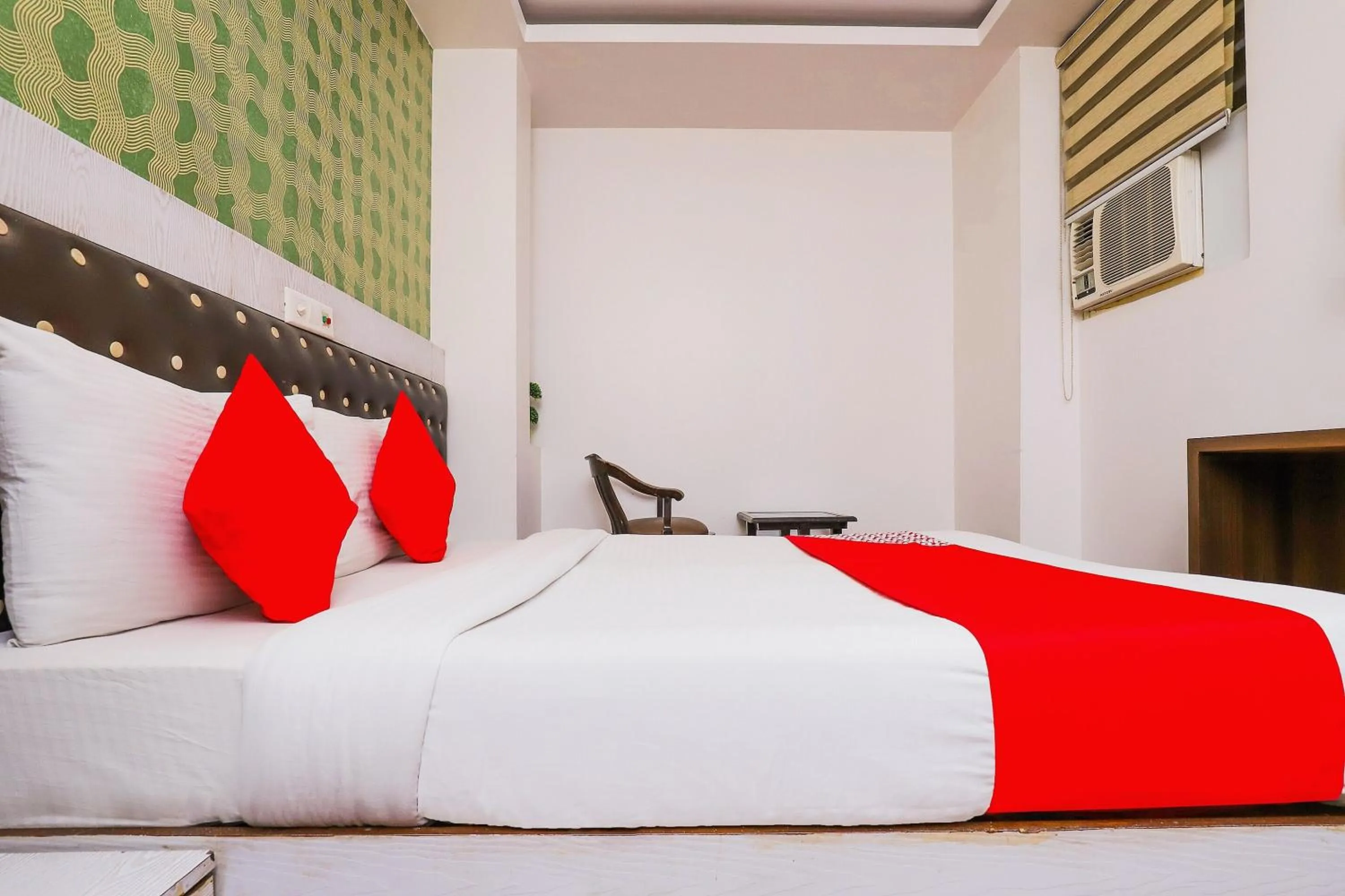 Bedroom, Bed in Hotel O Sehej Continental