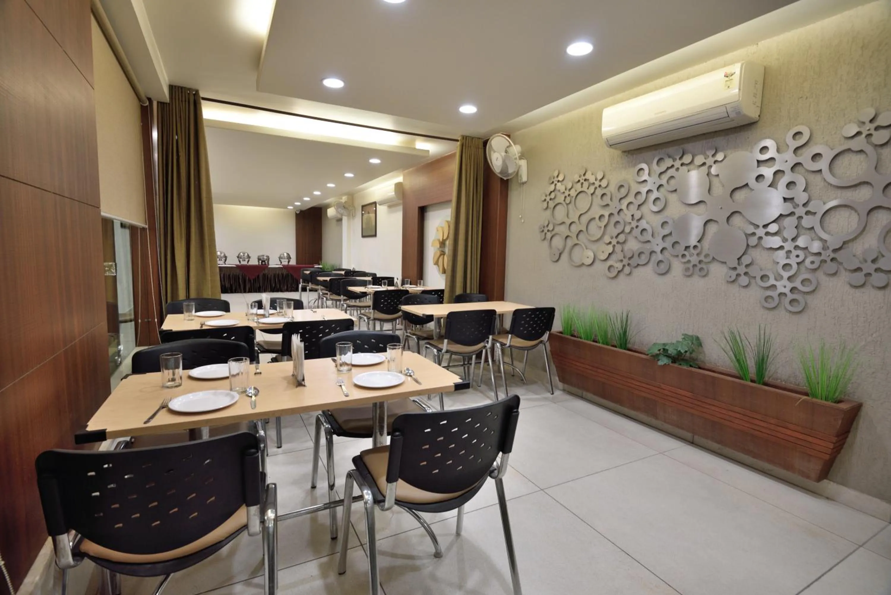 Restaurant/places to eat in Hotel Alankar Palace