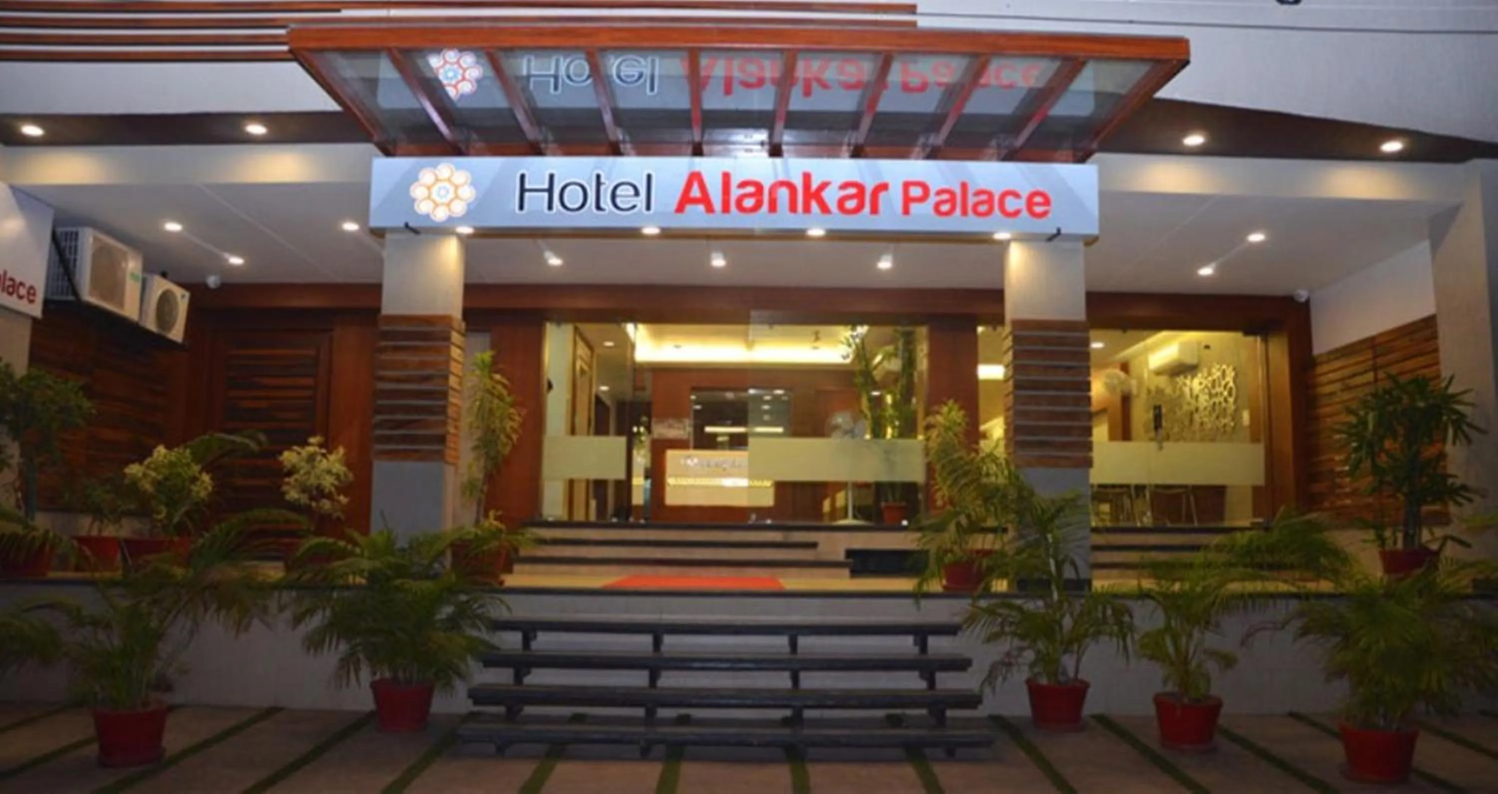 Facade/entrance in Hotel Alankar Palace