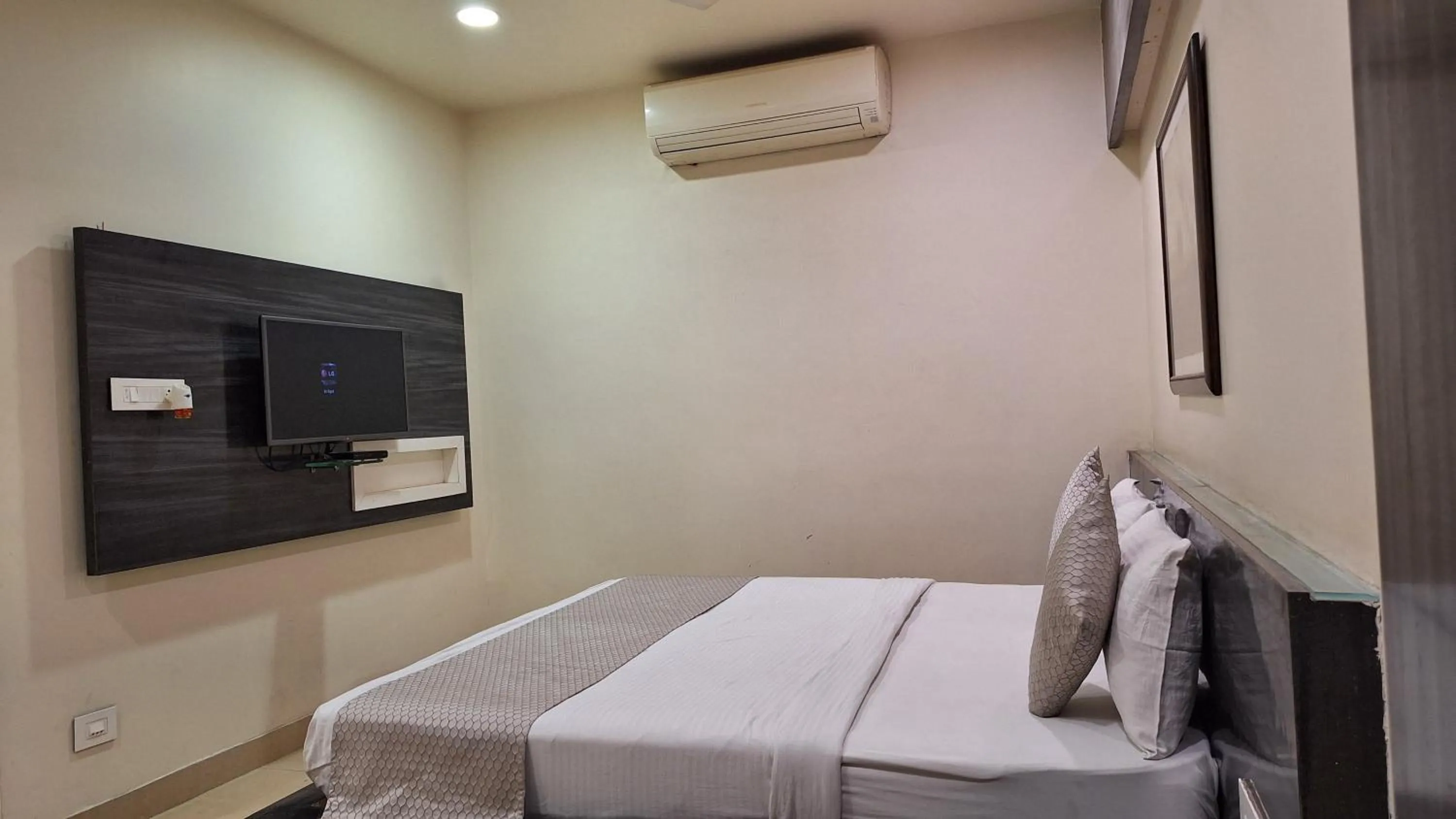 TV and multimedia, Bed in Hotel Alankar Palace