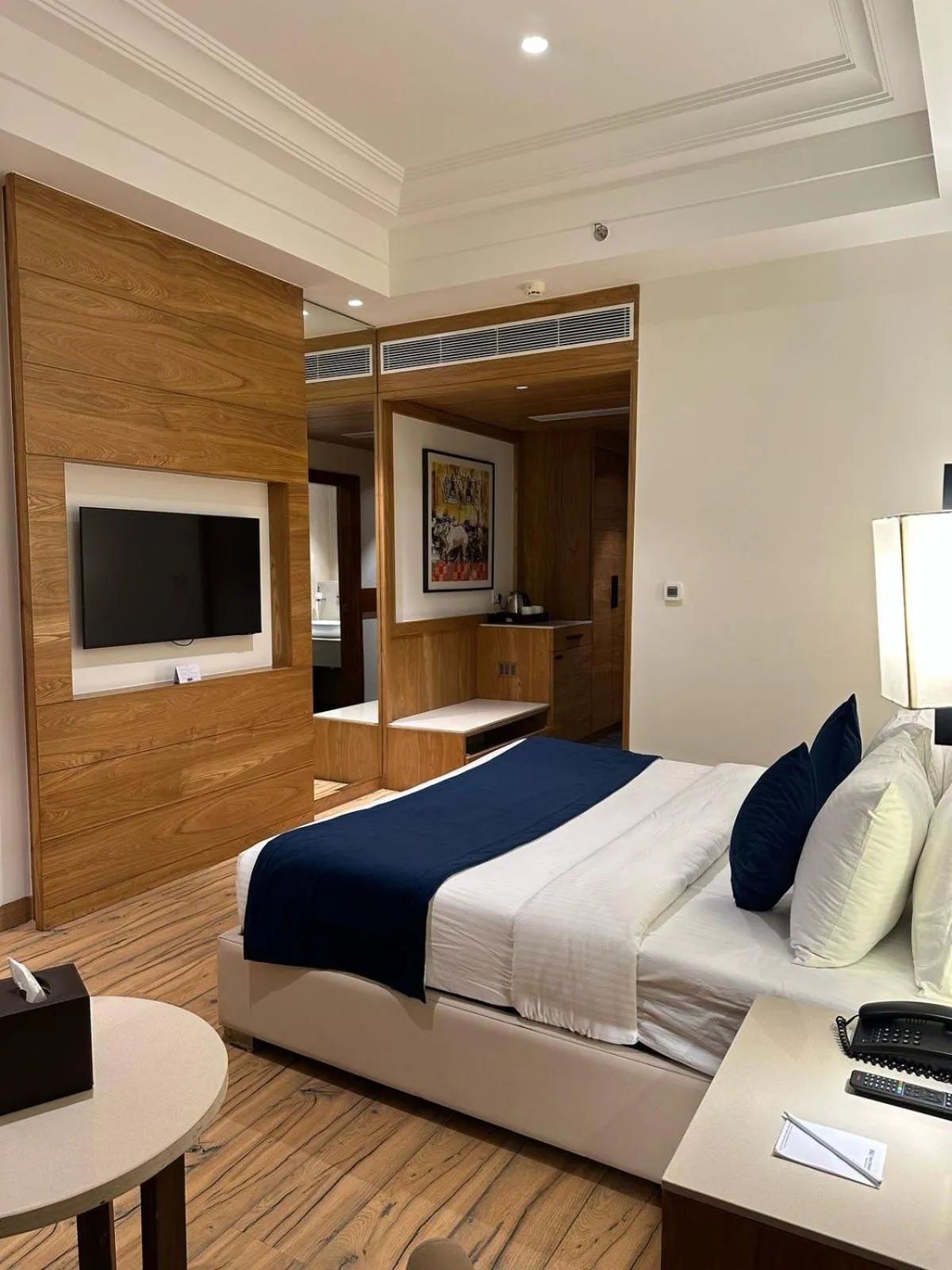 Photo of the whole room, Bed in Best Western Swaran Amritsar