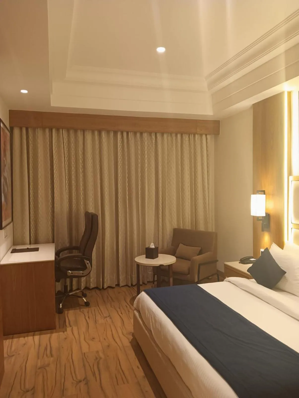 Living room, Bed in Best Western Swaran Amritsar
