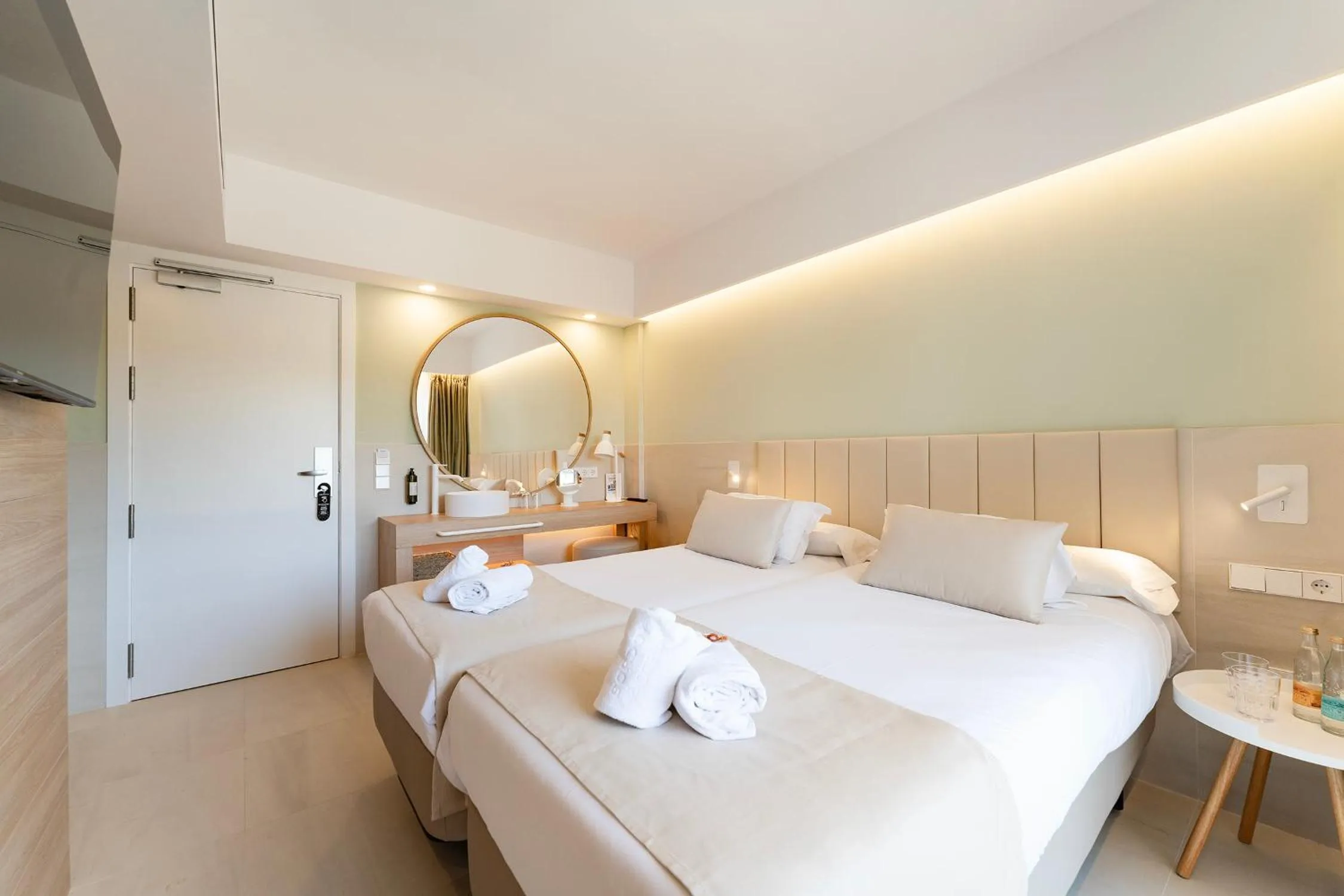 Photo of the whole room, Bed in Bordoy Cosmopolitan