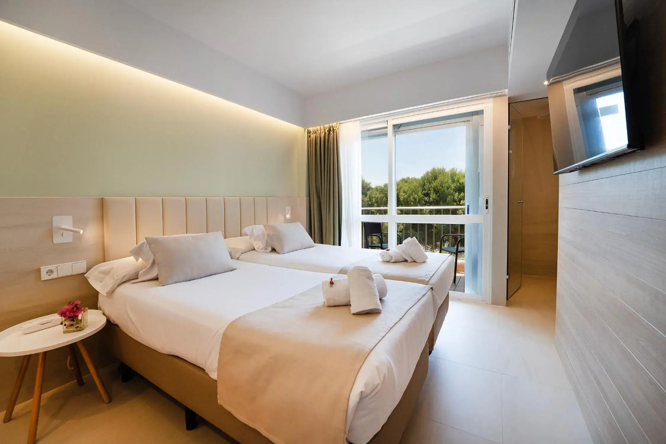 Twin Room with Pool View in Bordoy Cosmopolitan Twin Room with Pool View in Bordoy Cosmopolitan