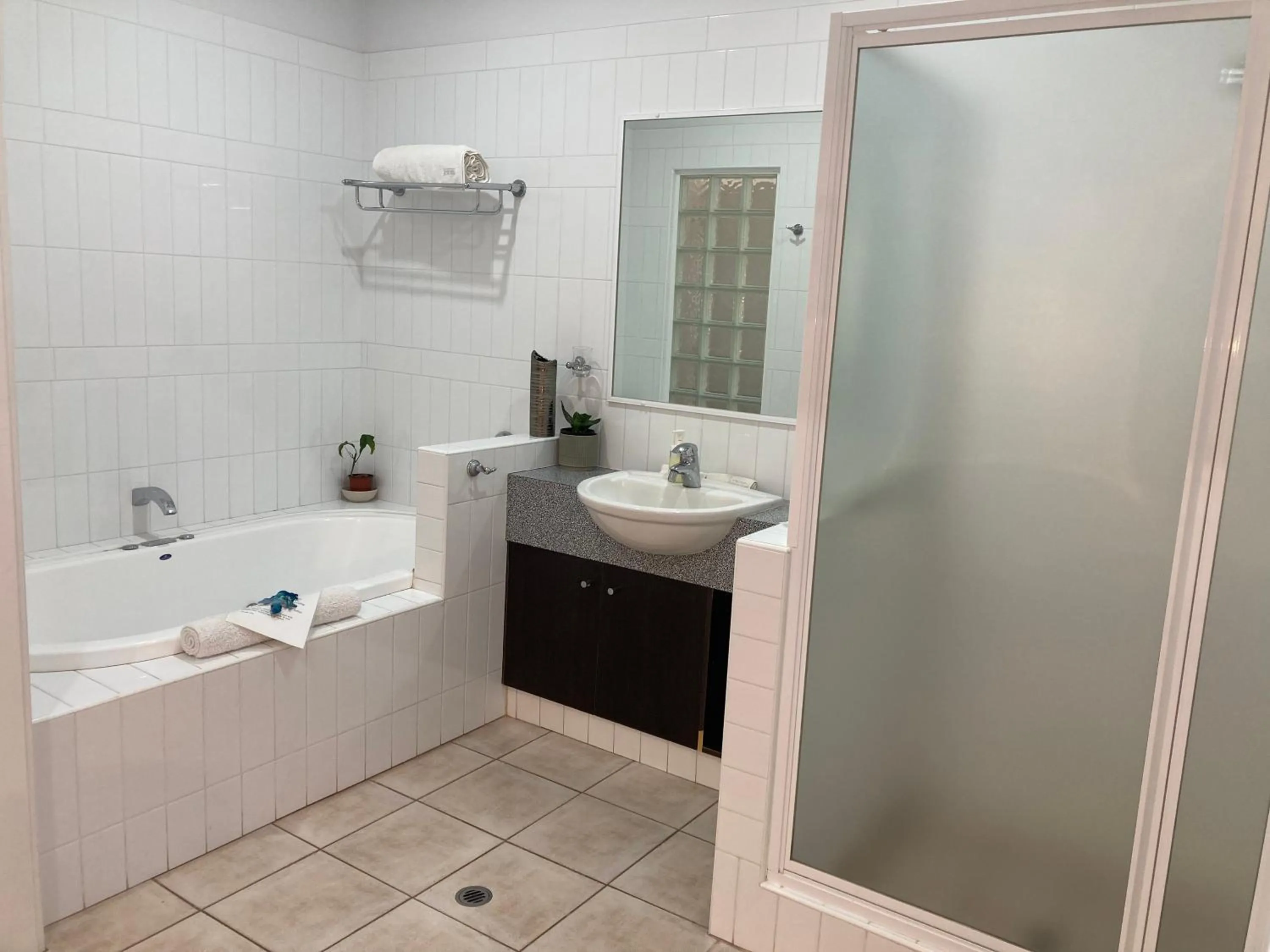 Bath in Gecko Lodge Kalbarri