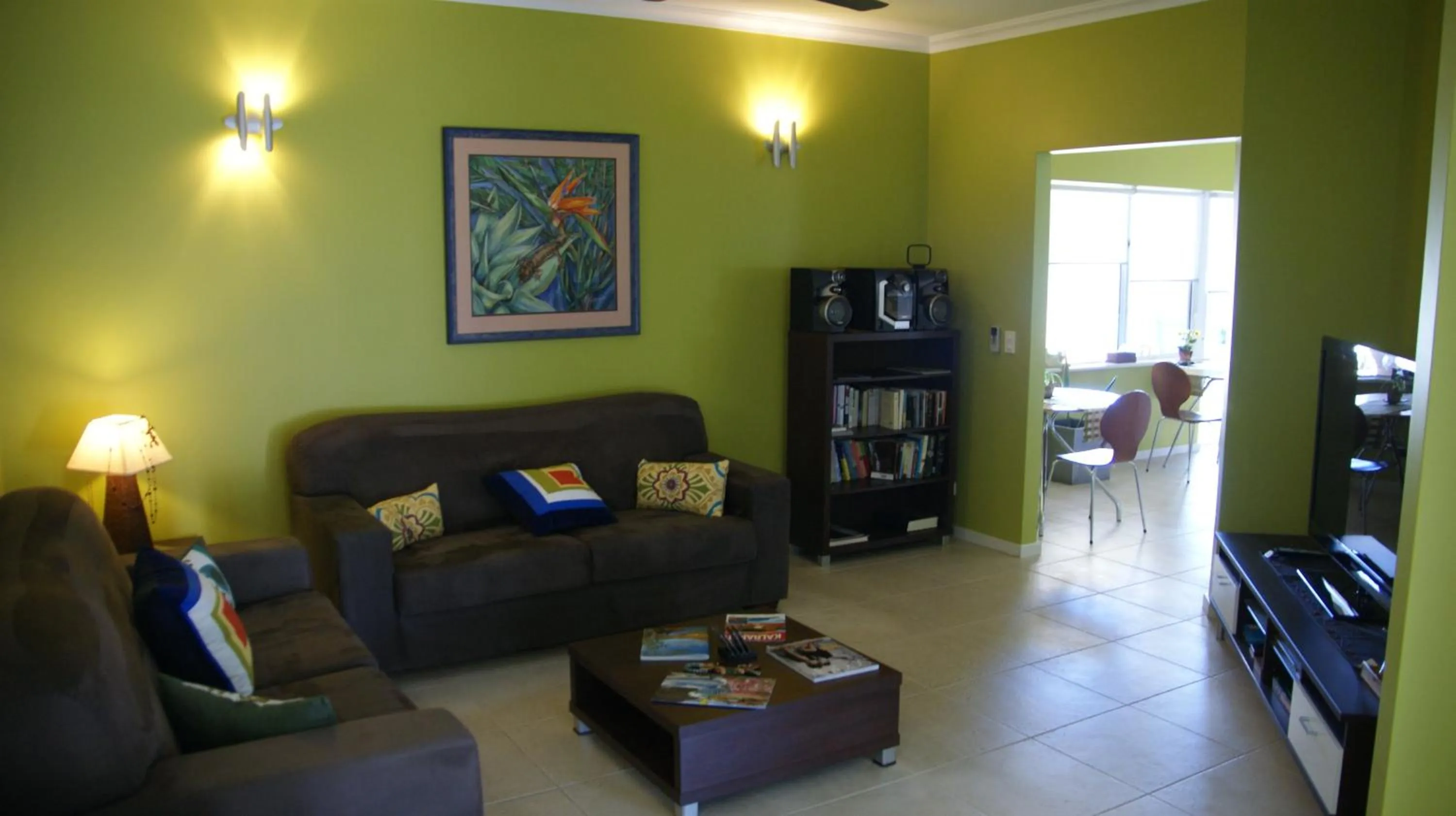 Communal lounge/ TV room in Gecko Lodge Kalbarri