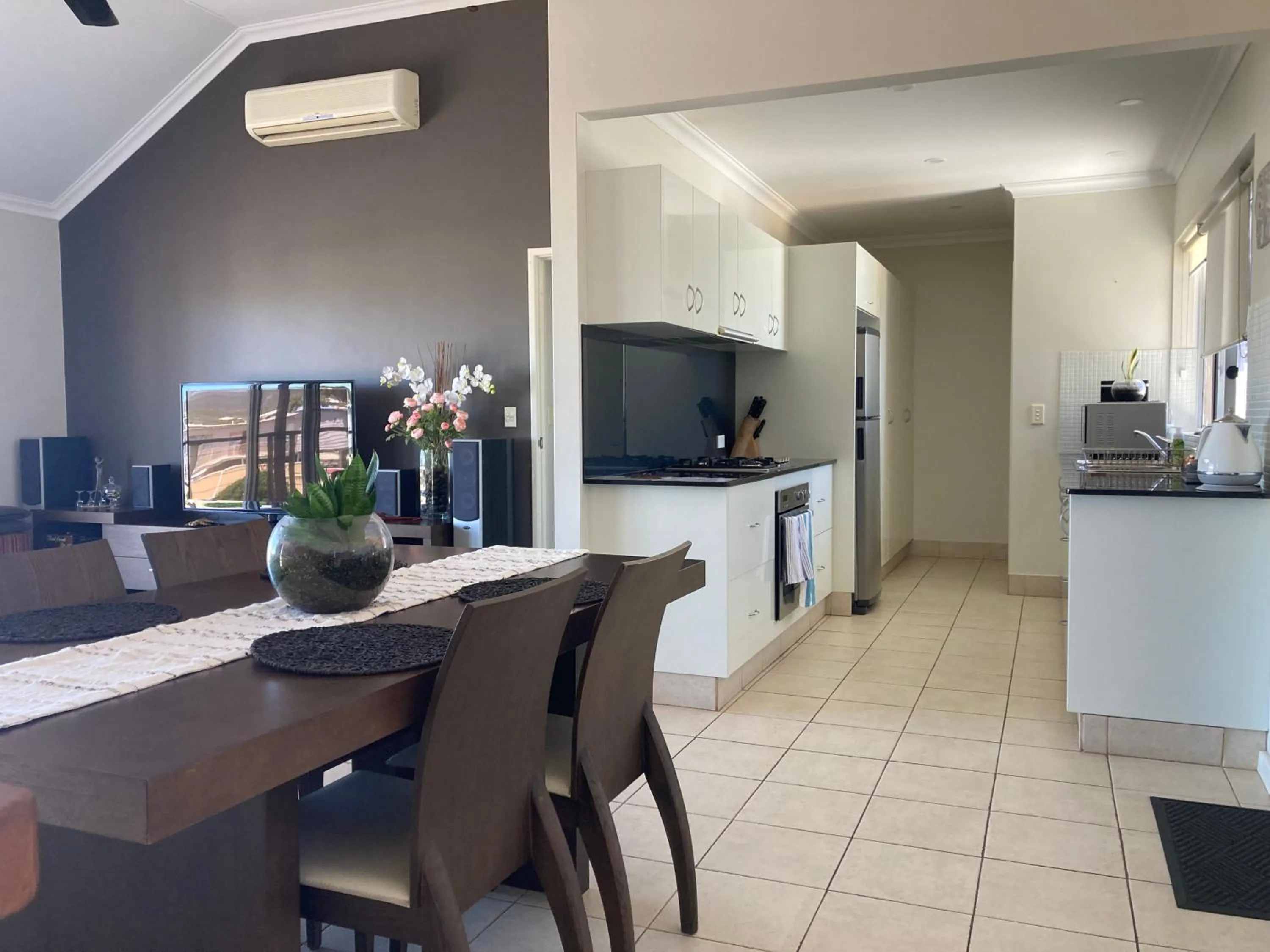 Kitchen or kitchenette in Gecko Lodge Kalbarri