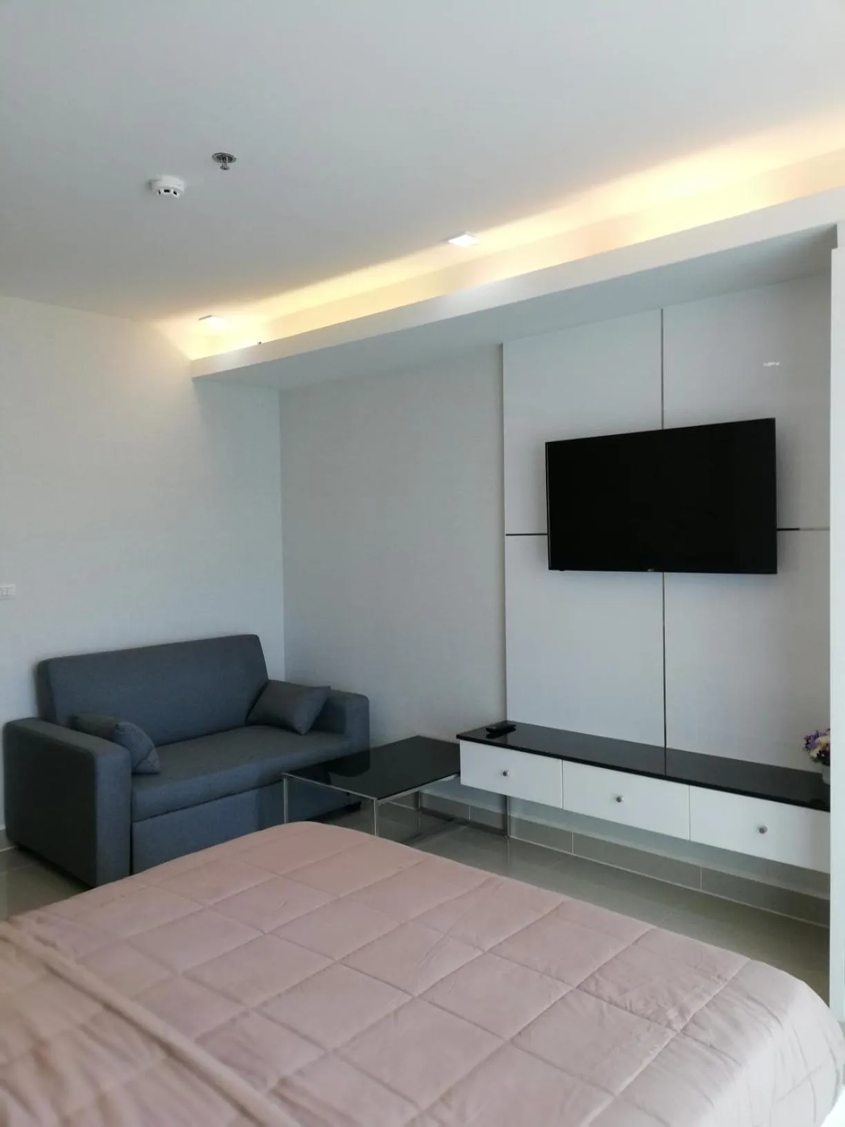 TV and multimedia, Bed in Cosy Beach View Apartments