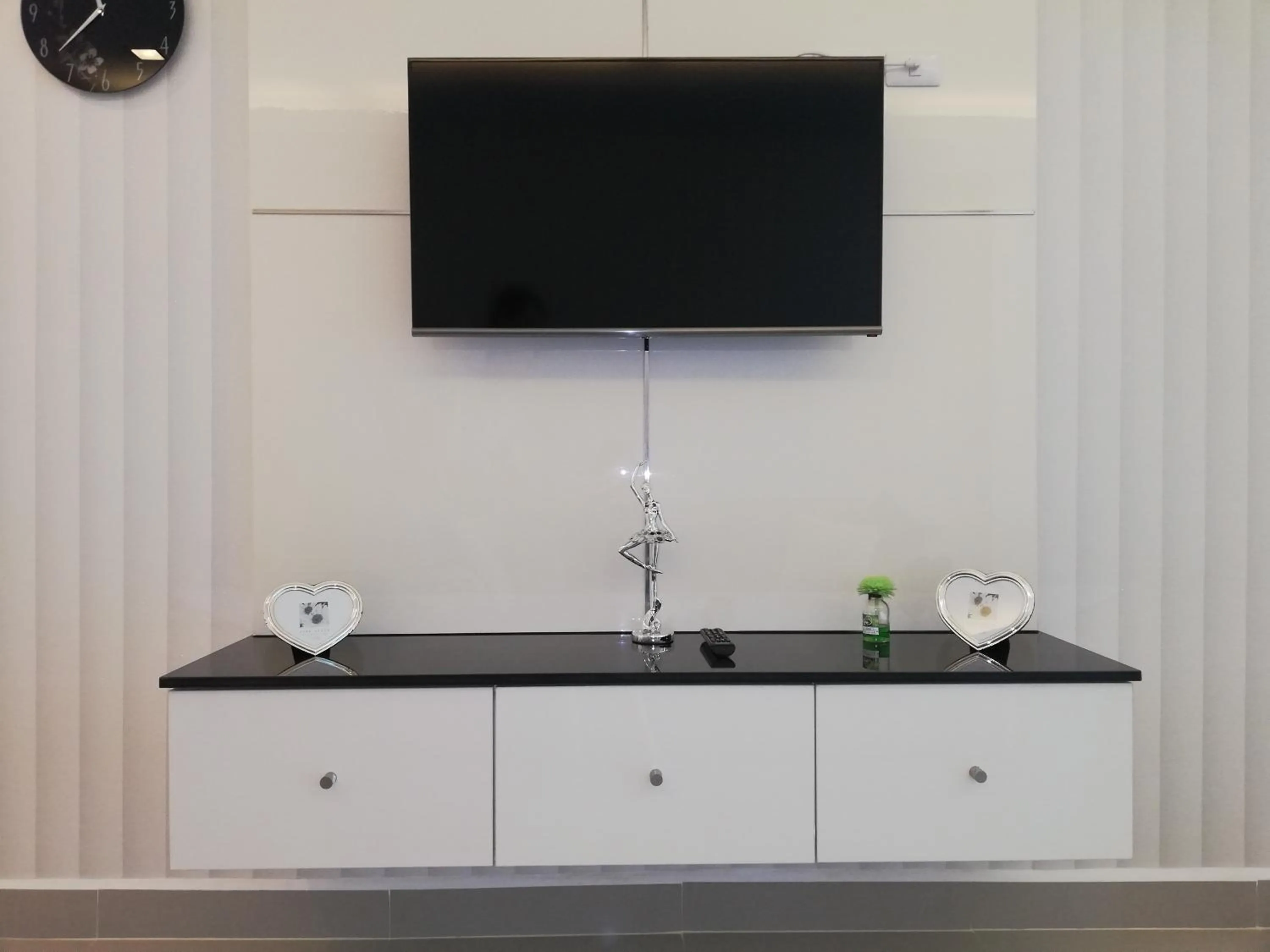 Communal lounge/ TV room in Cosy Beach View Apartments