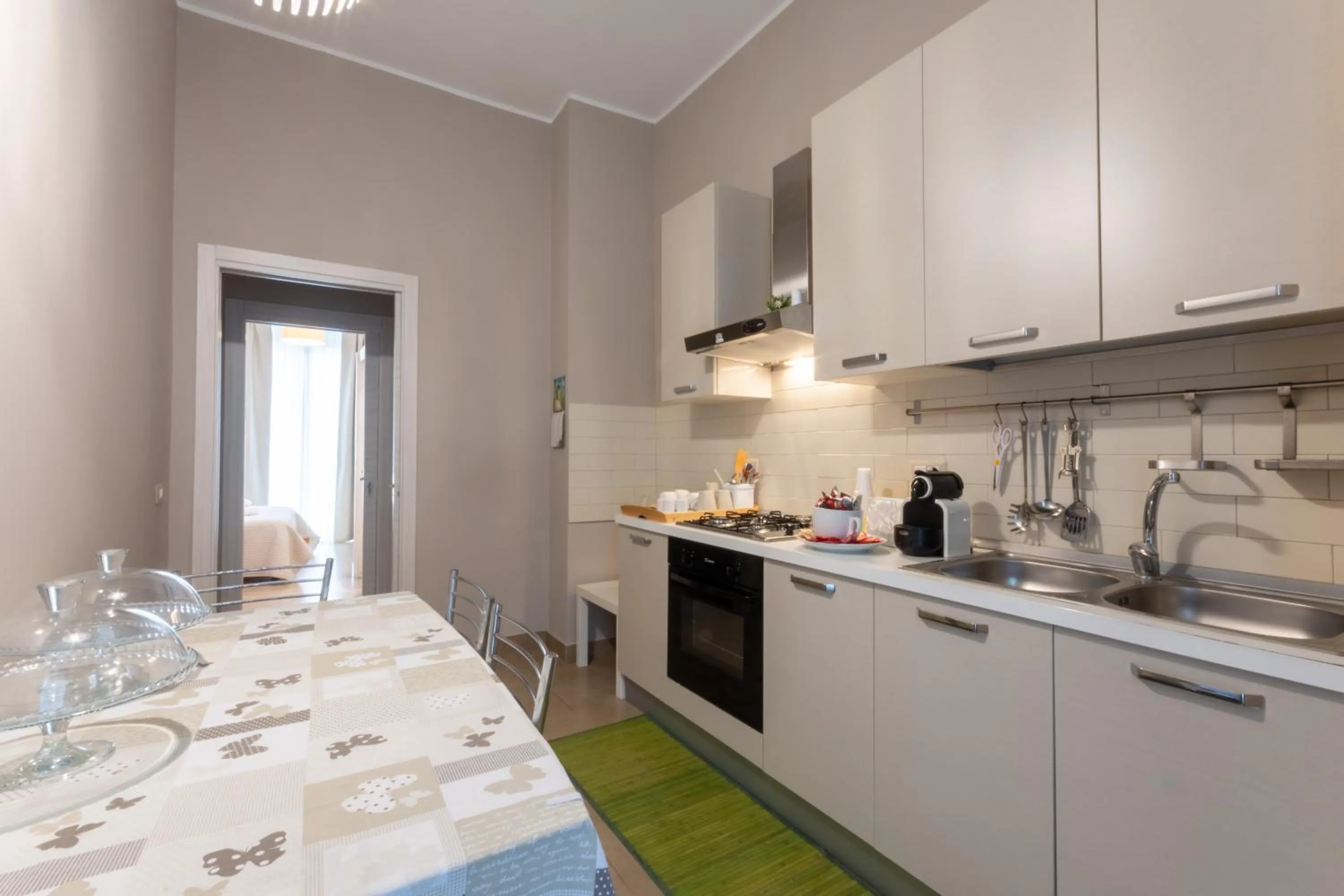 Communal kitchen in B&B Cairoli