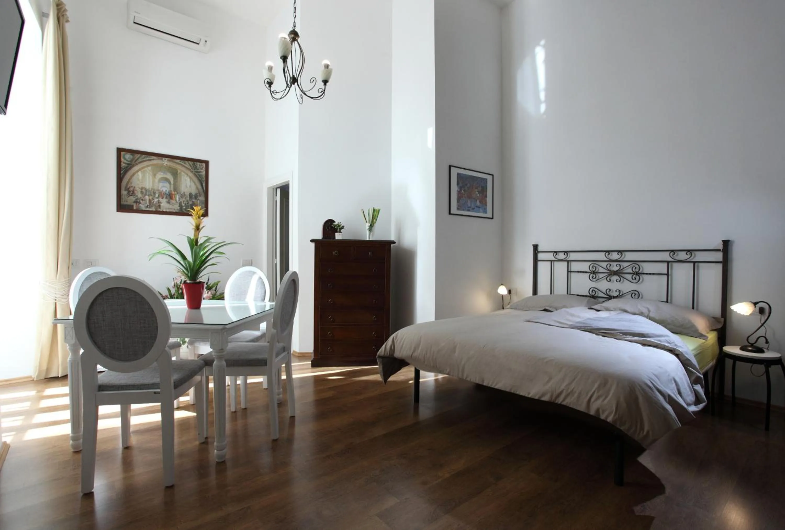 Photo of the whole room, Bed in Napoli Pietrasanta LT