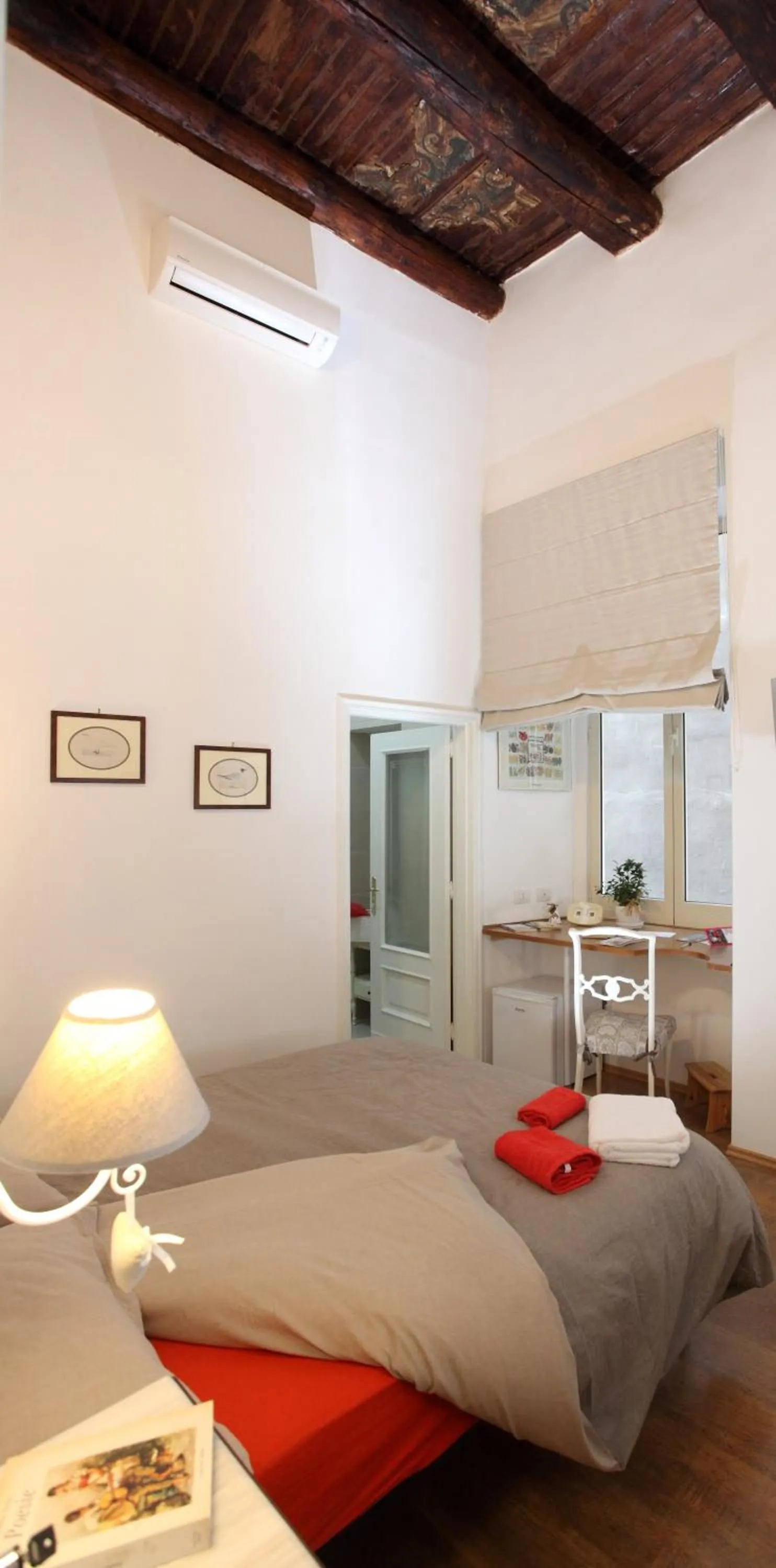 Photo of the whole room, Bed in Napoli Pietrasanta LT