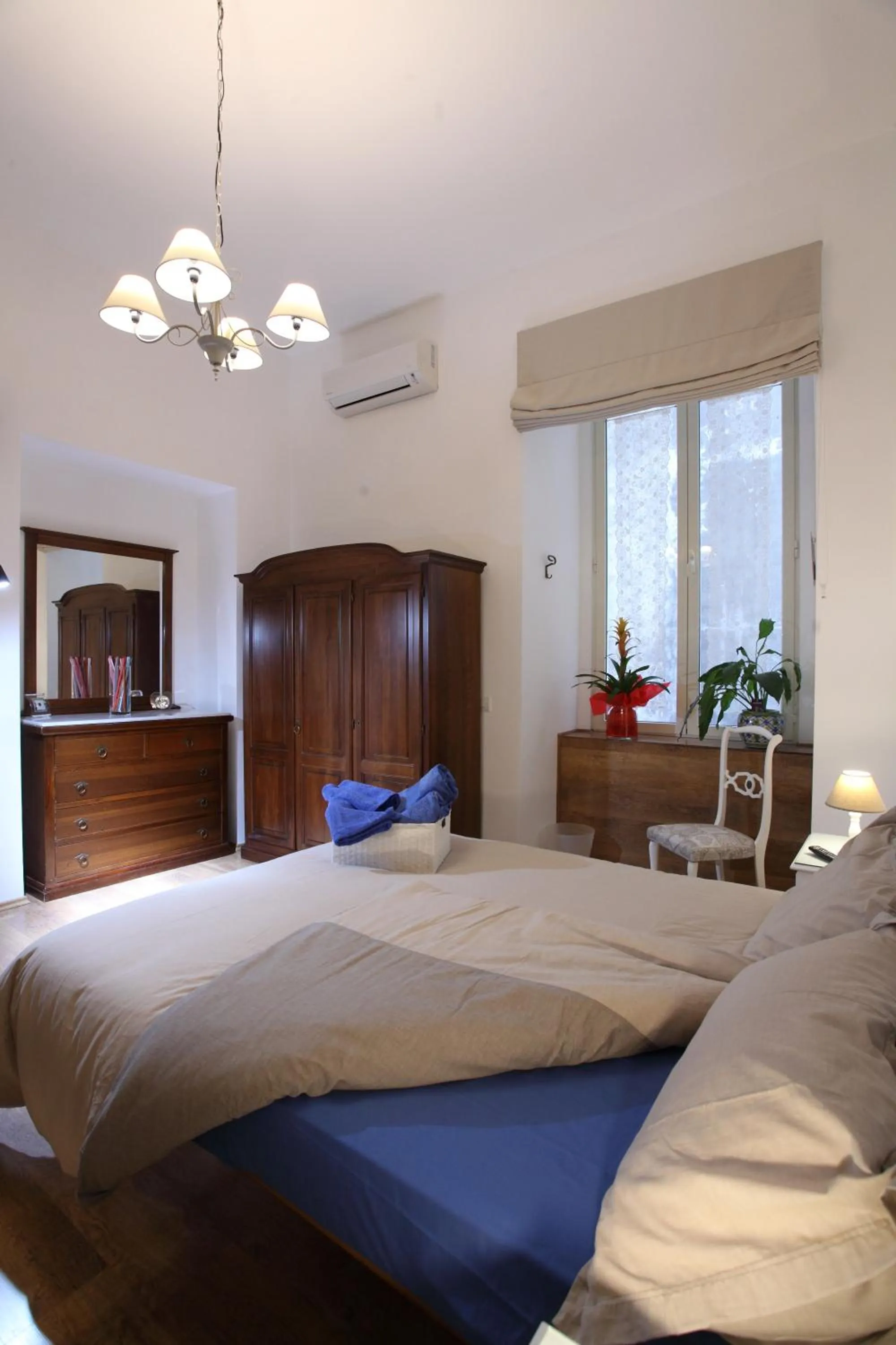 Photo of the whole room, Bed in Napoli Pietrasanta LT