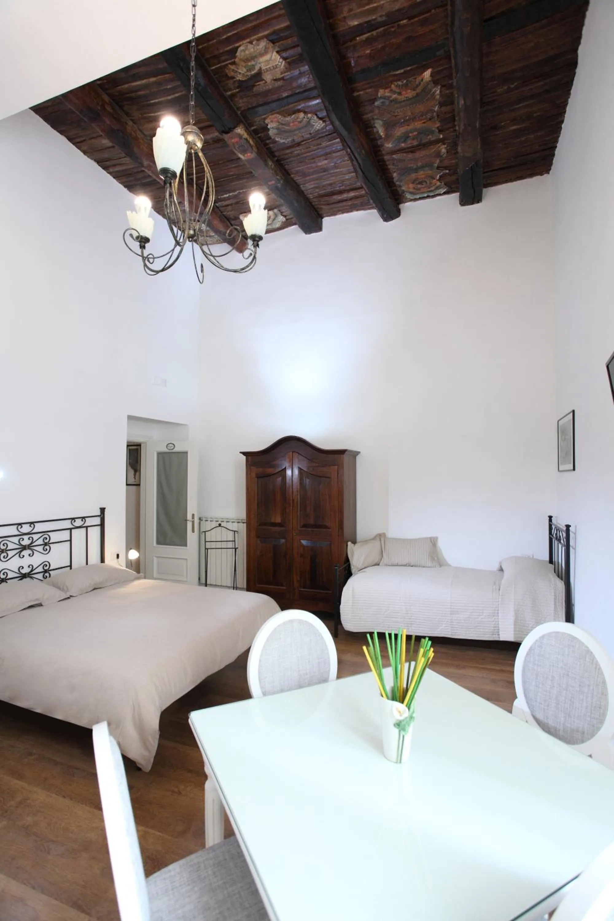Photo of the whole room, Bed in Napoli Pietrasanta LT