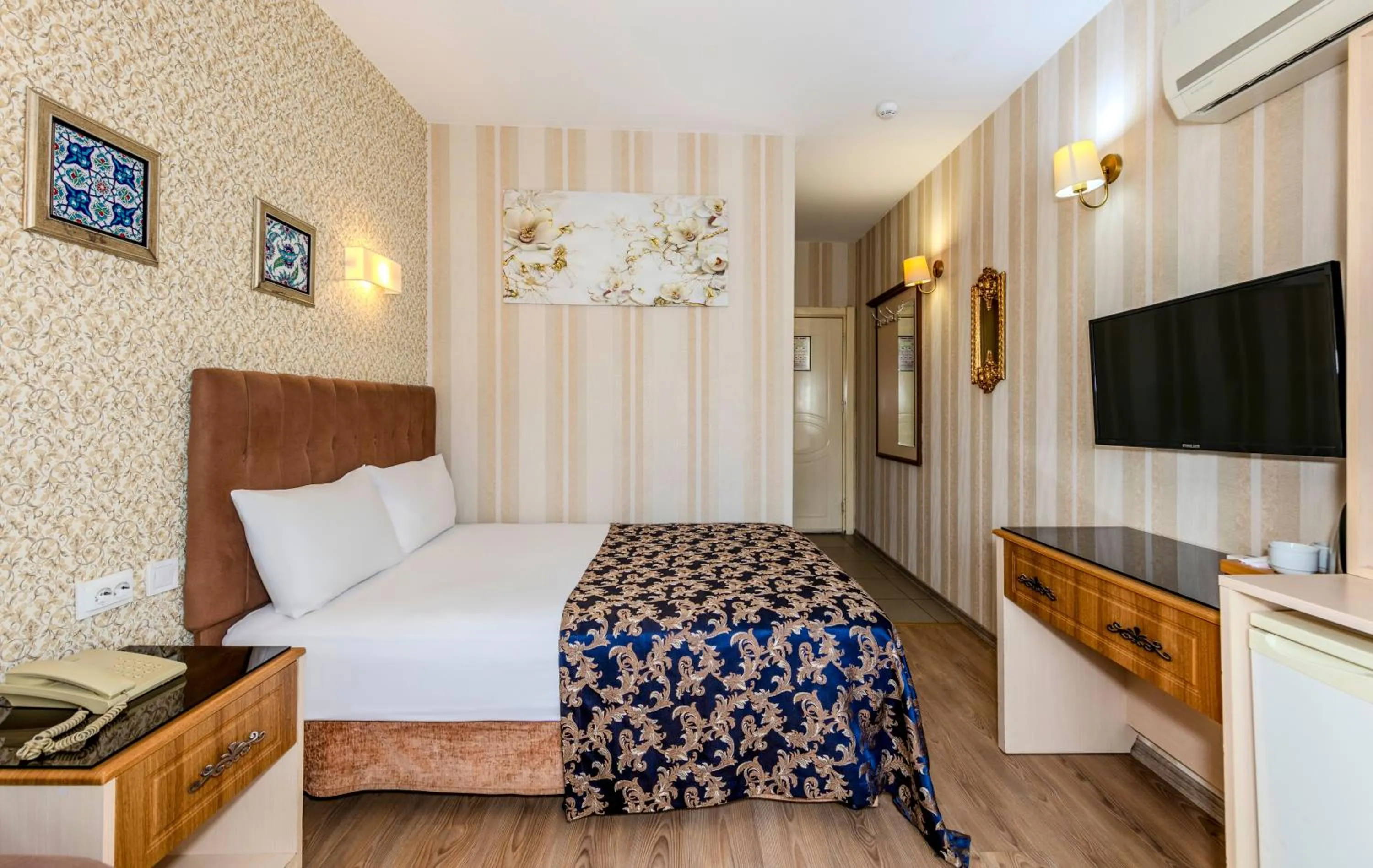 Bedroom, Bed in Hamit Hotel Istanbul - Special Category