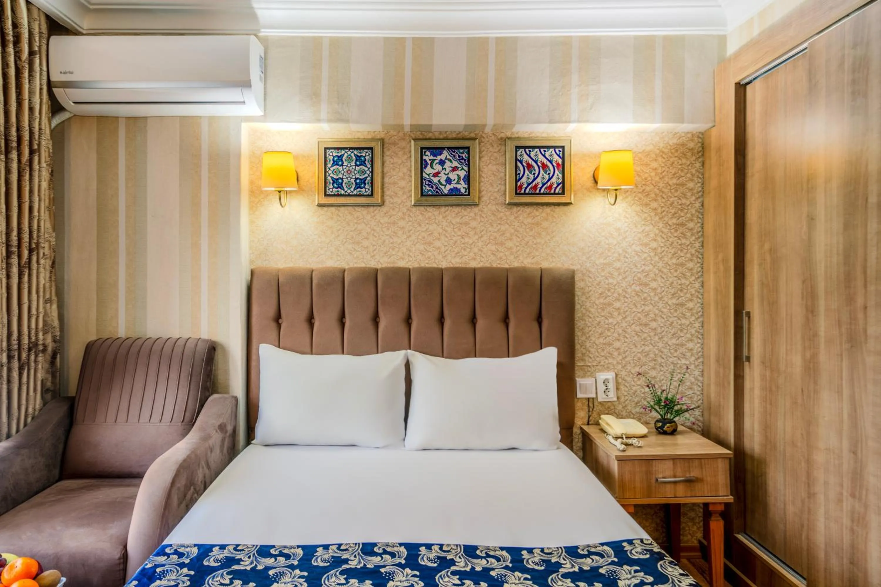 Photo of the whole room, Bed in Hamit Hotel Istanbul - Special Category