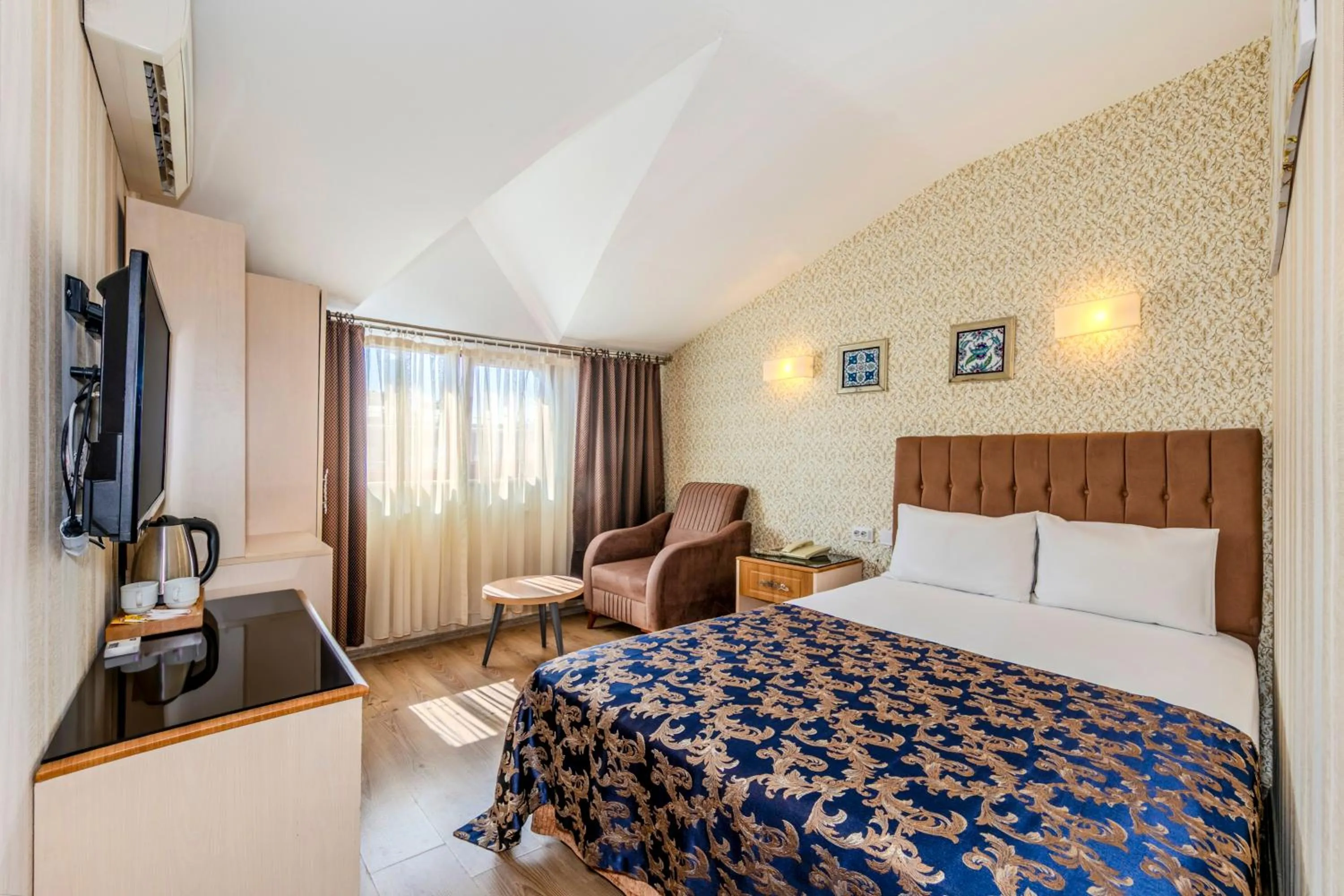 Bedroom, Bed in Hamit Hotel Istanbul - Special Category