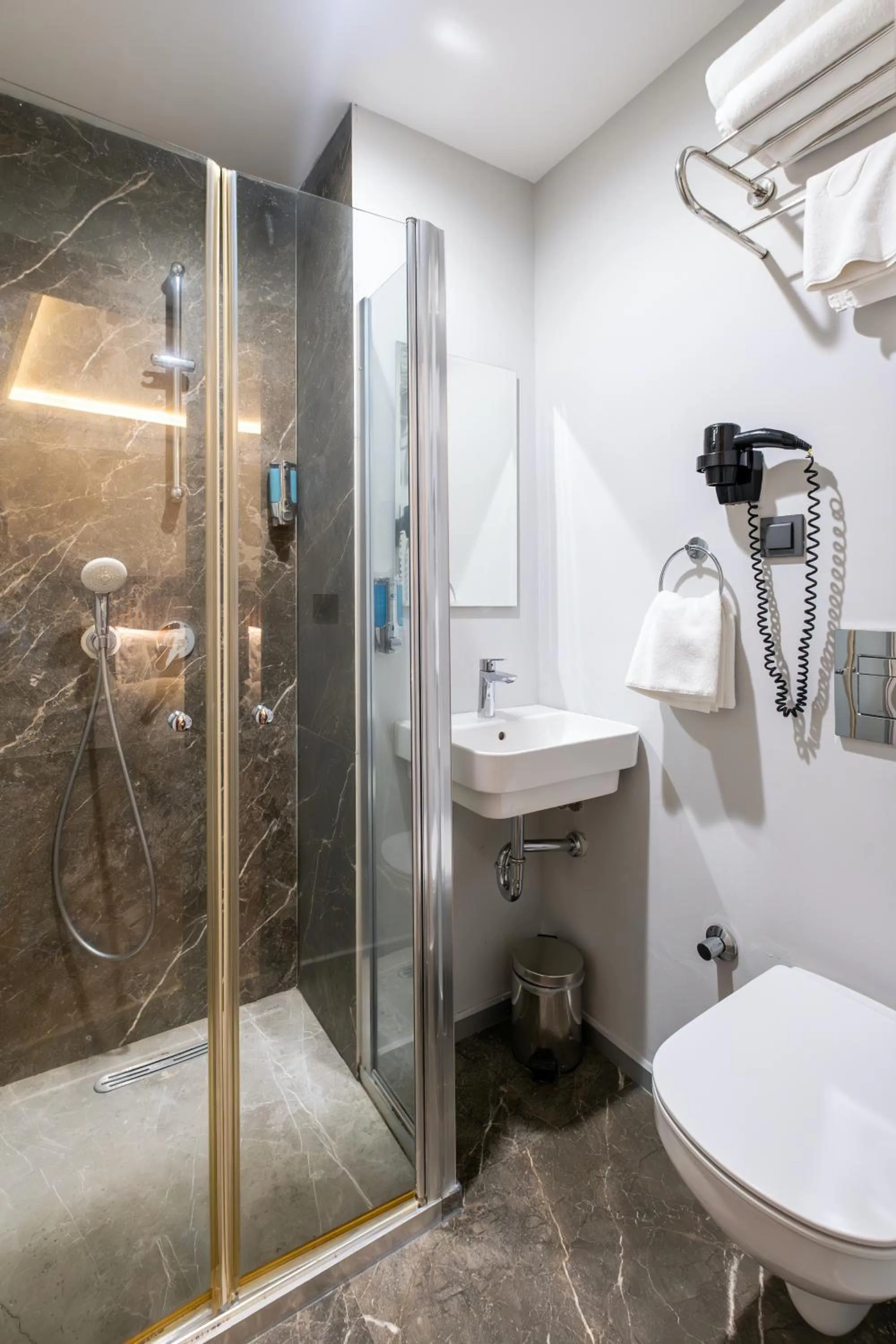 Shower in Discovery Hotel