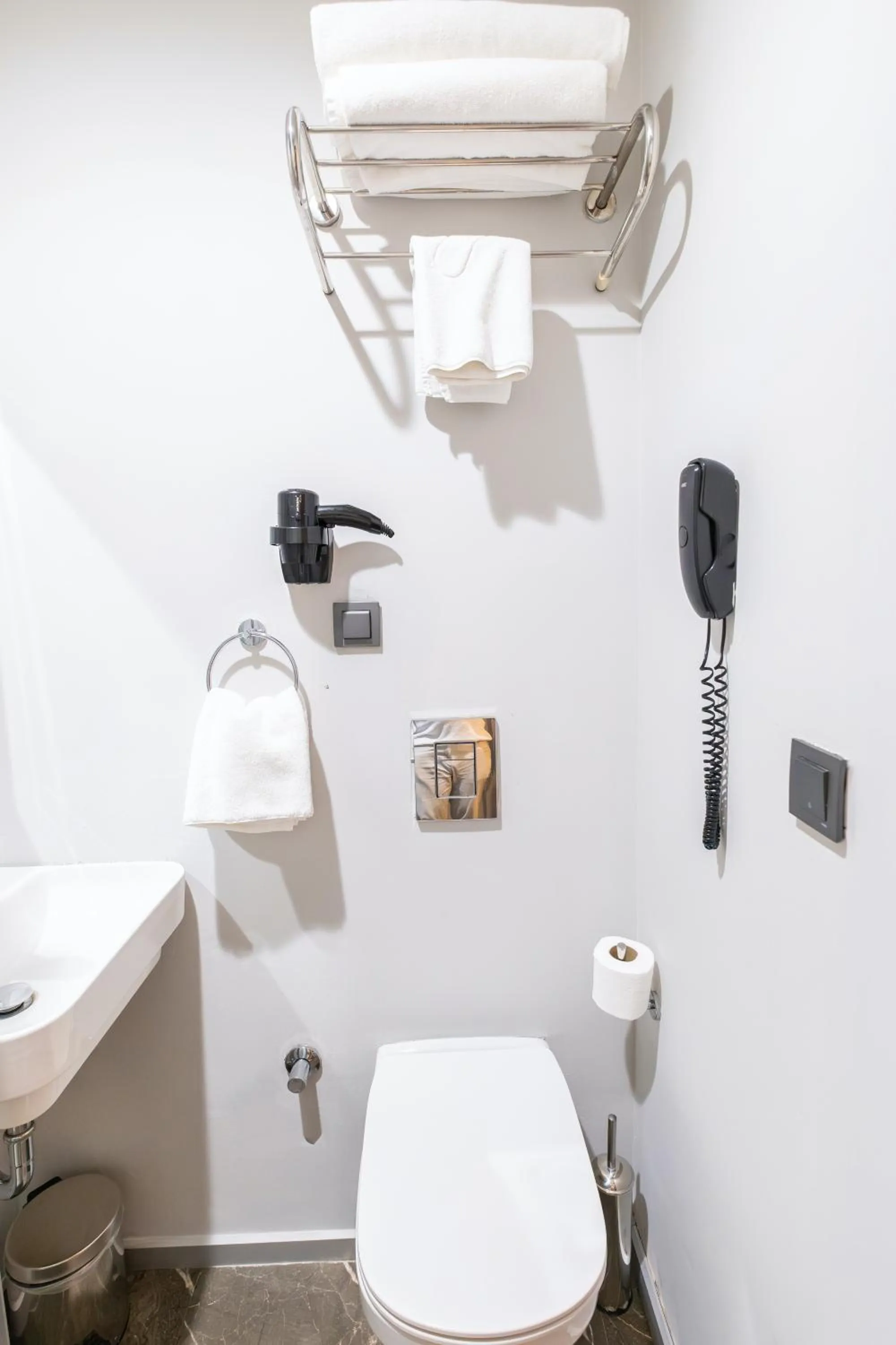 Toilet in Discovery Hotel