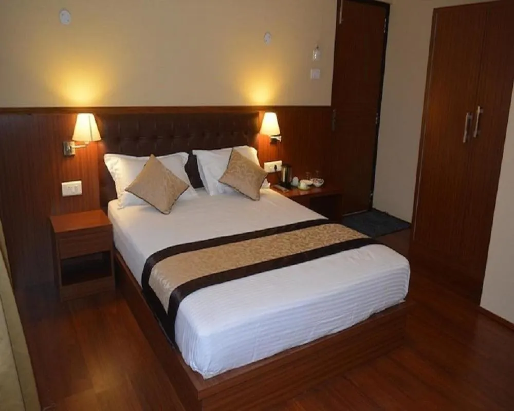 Photo of the whole room, Bed in Juniper Residency Hotel