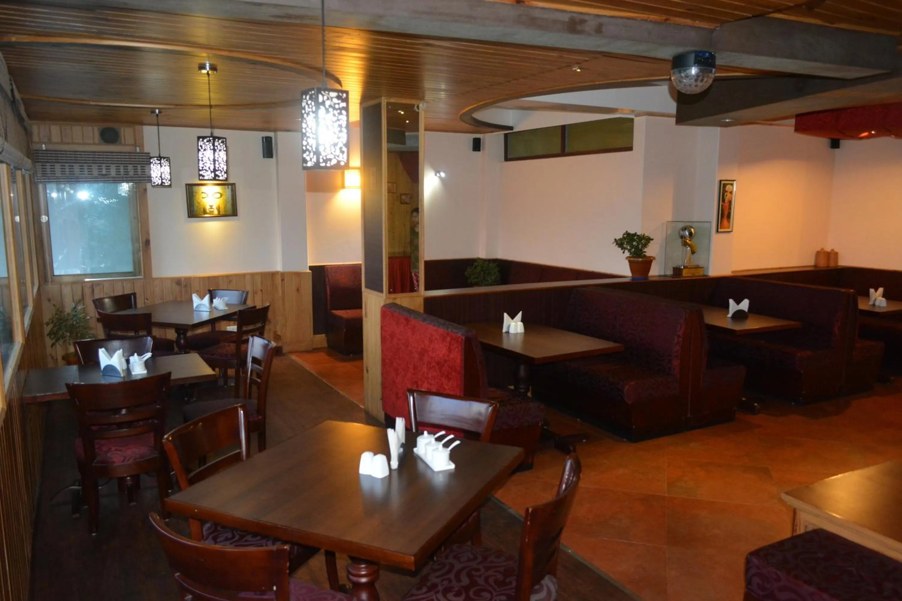 Restaurant/places to eat in Juniper Residency Hotel