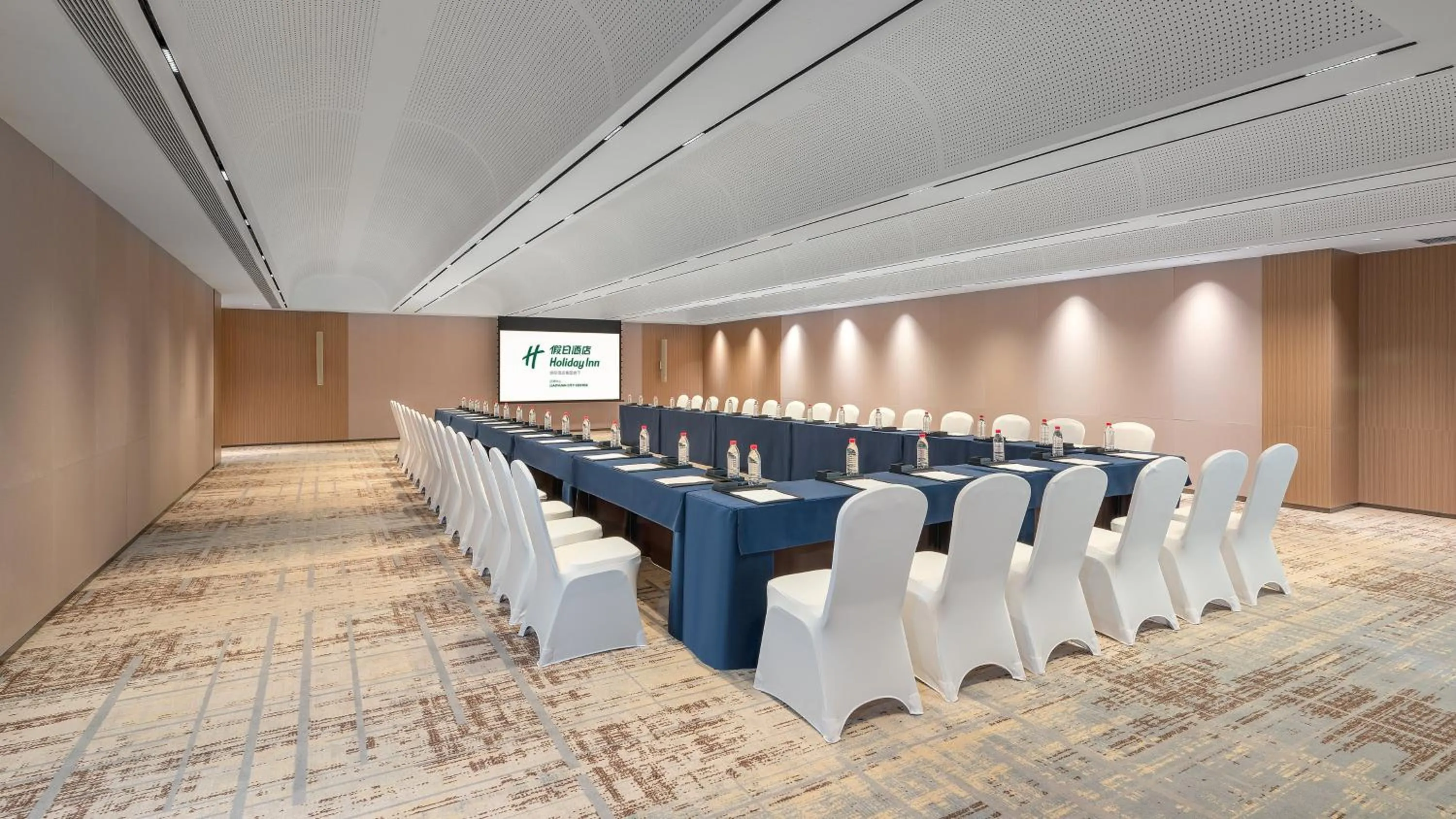 Meeting/conference room in Holiday Inn Liaoyuan City Center by IHG