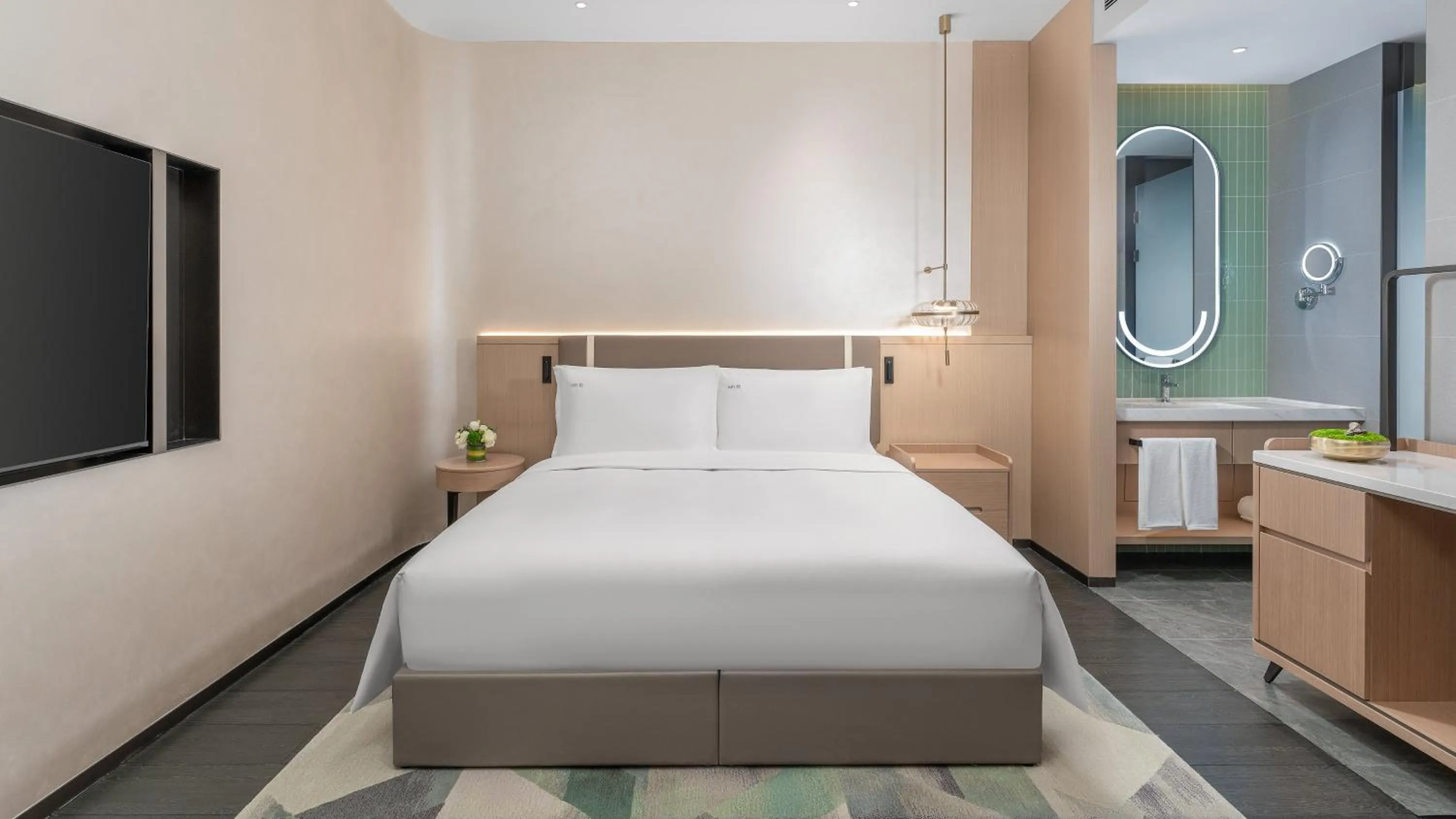 Photo of the whole room, Bed in Holiday Inn Liaoyuan City Center by IHG