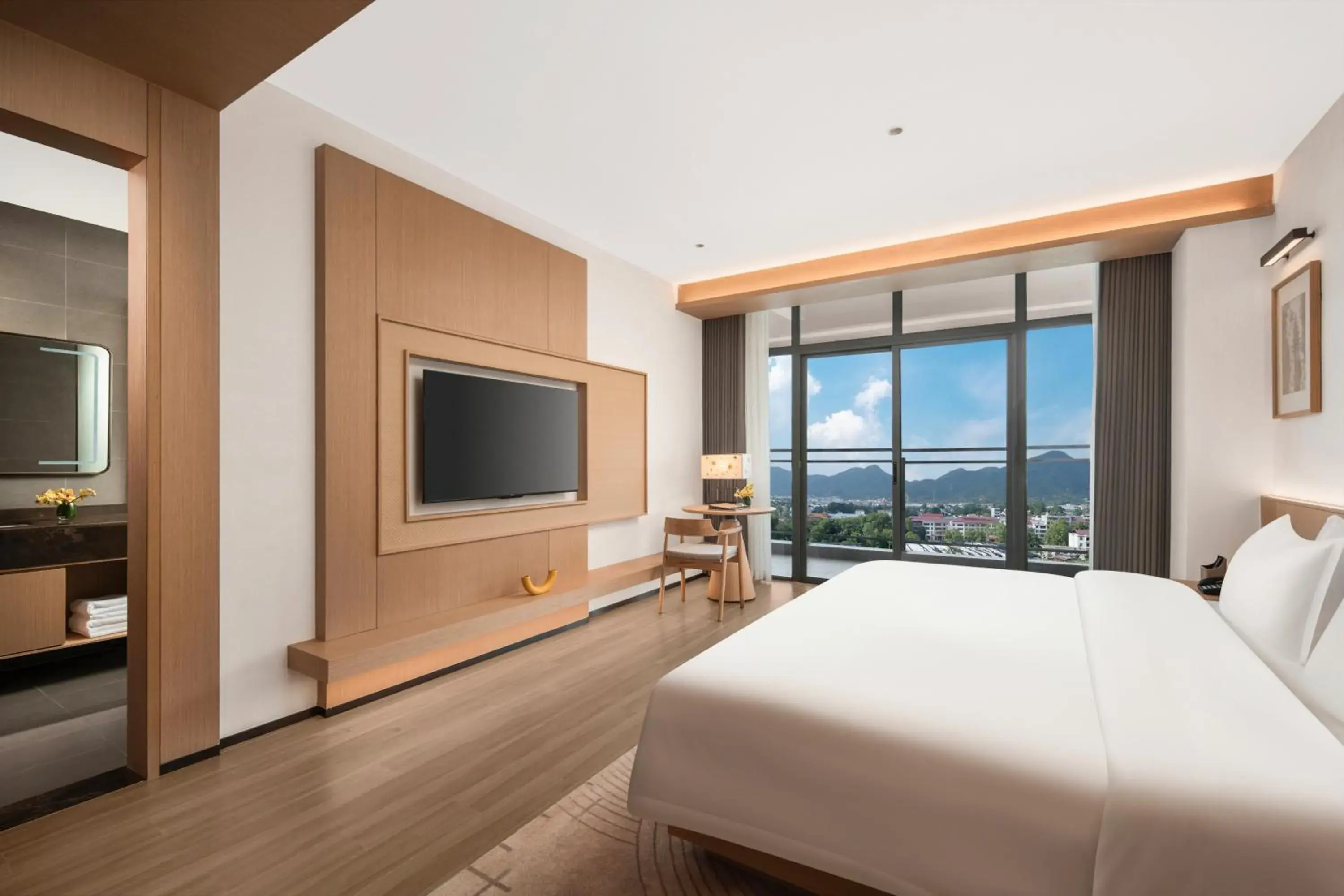 Premium King Room with Lake View in Holiday Inn Ganzhou Orchid Town by IHG Premium King Room with Lake View in Holiday Inn Ganzhou Orchid Town by IHG