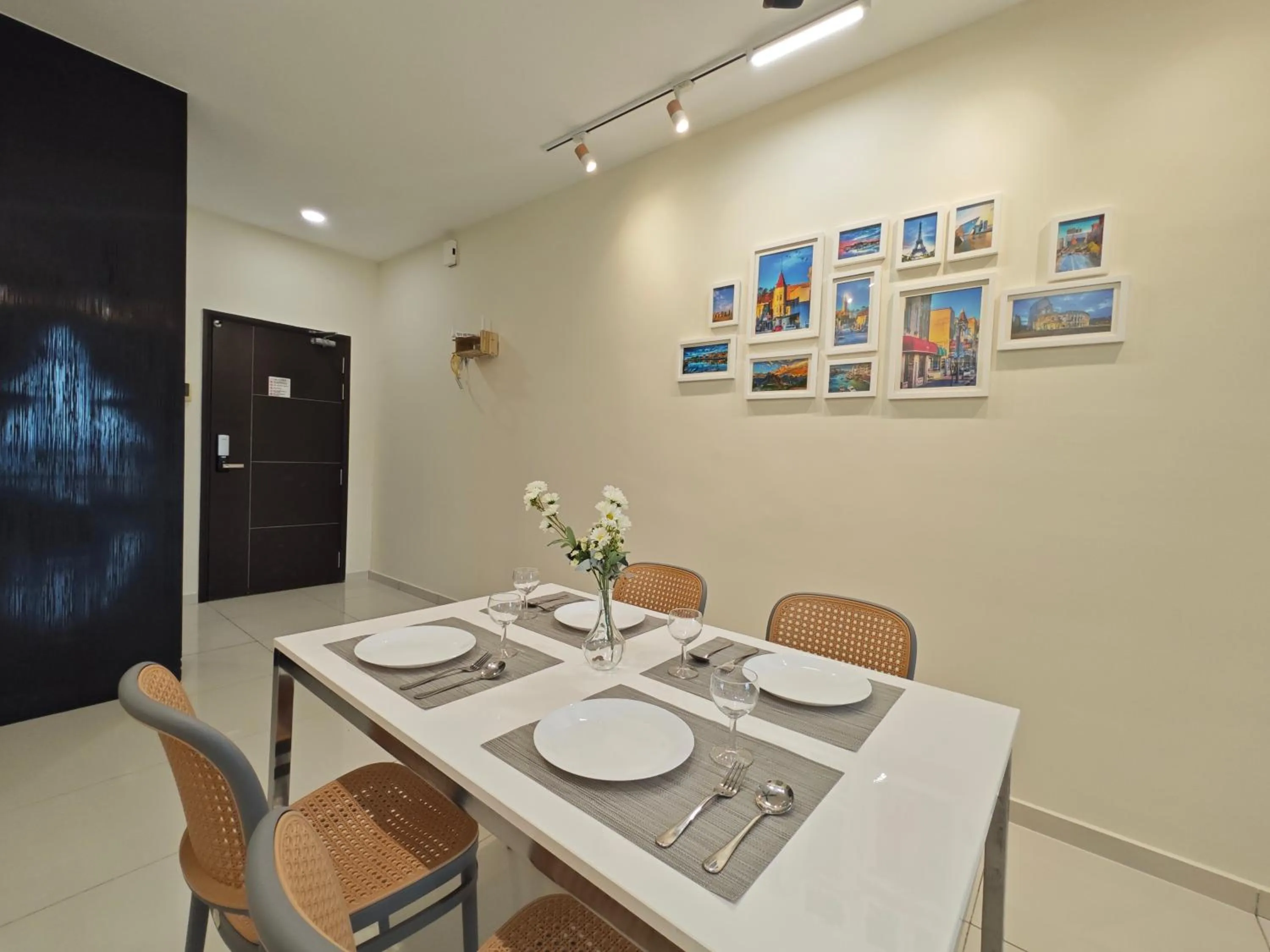 Dining area in Kempas Dsummit Residences by Antlerzone