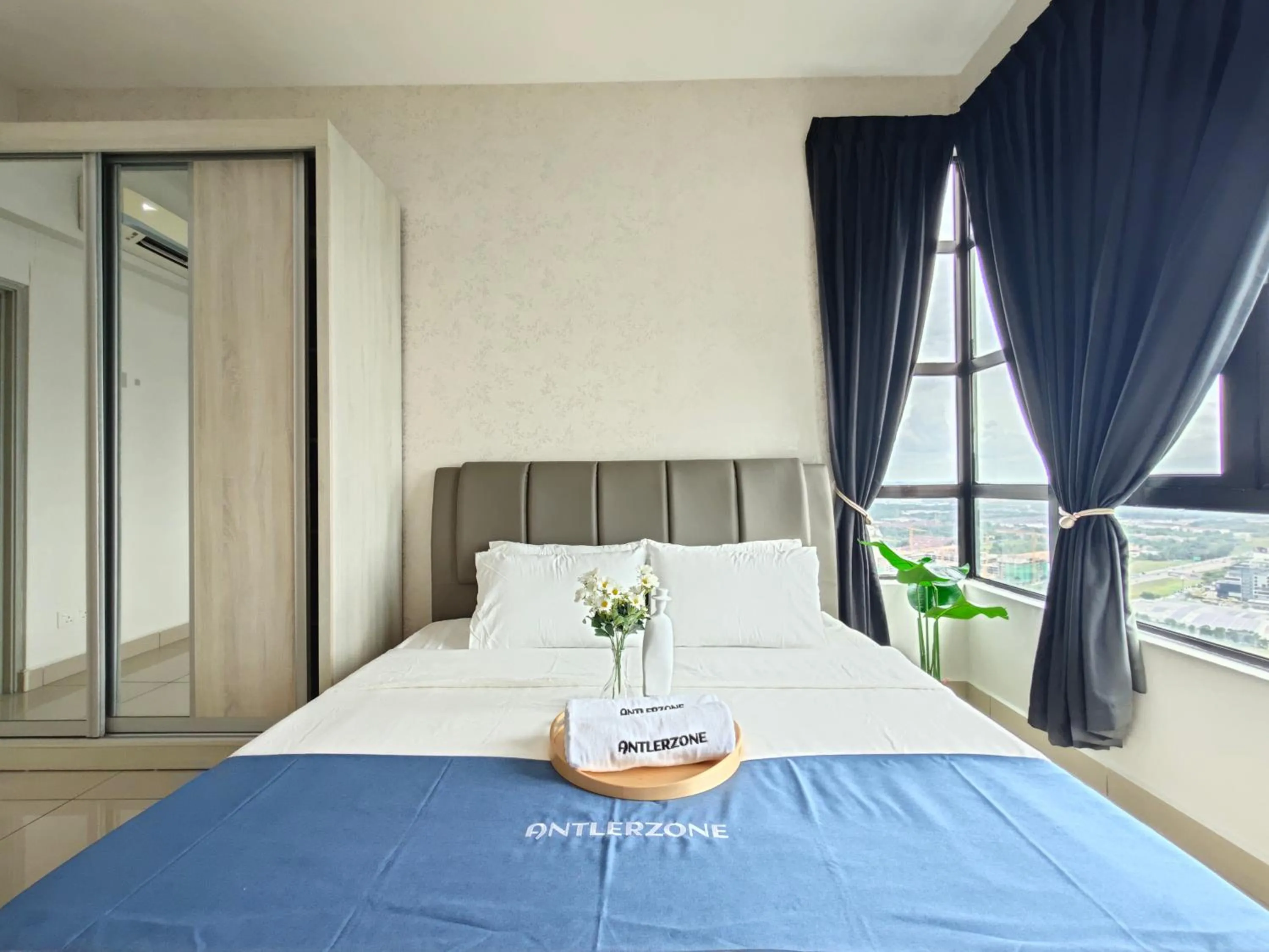 Bedroom, Bed in Kempas Dsummit Residences by Antlerzone