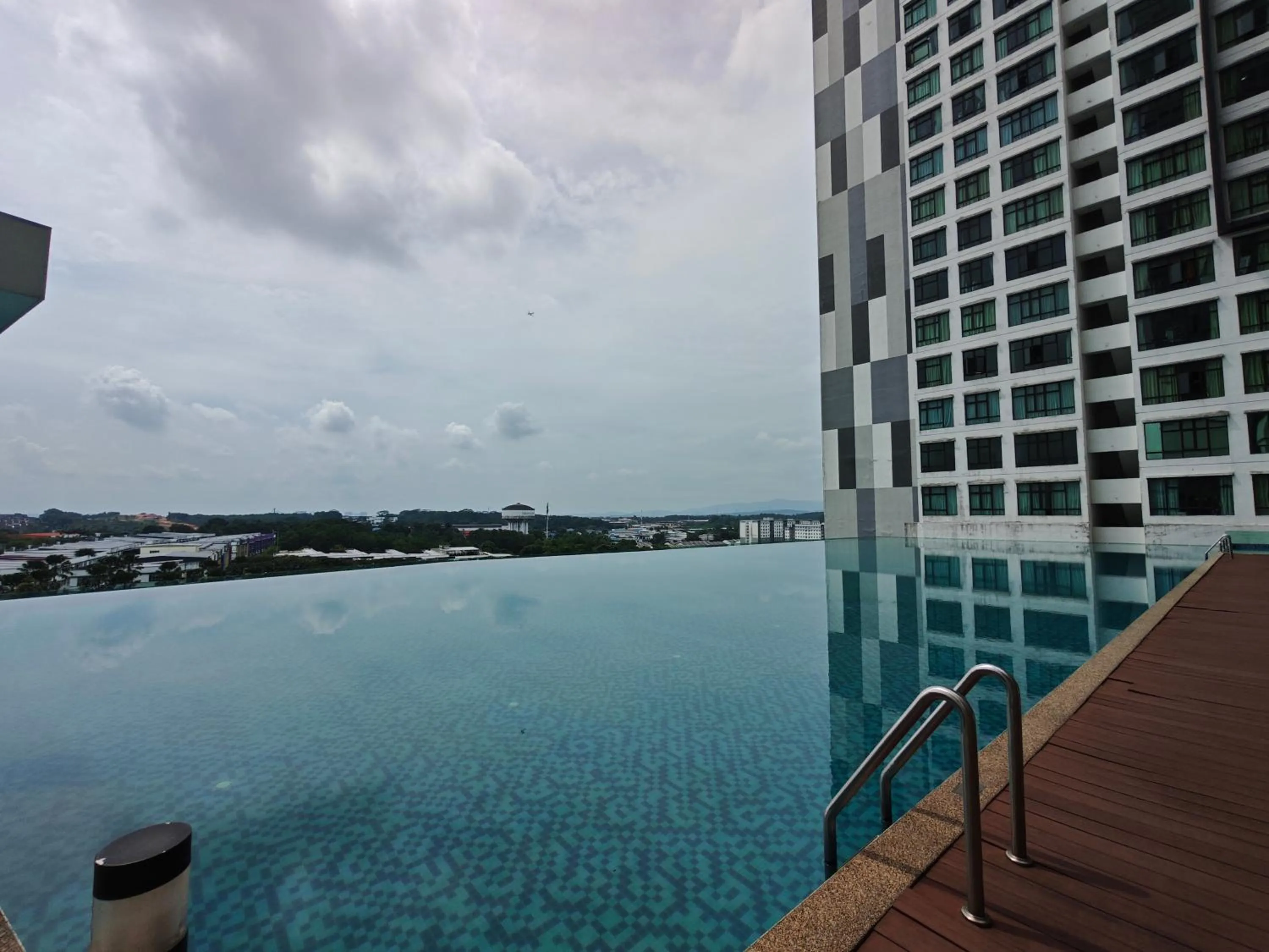 Swimming pool in Kempas Dsummit Residences by Antlerzone