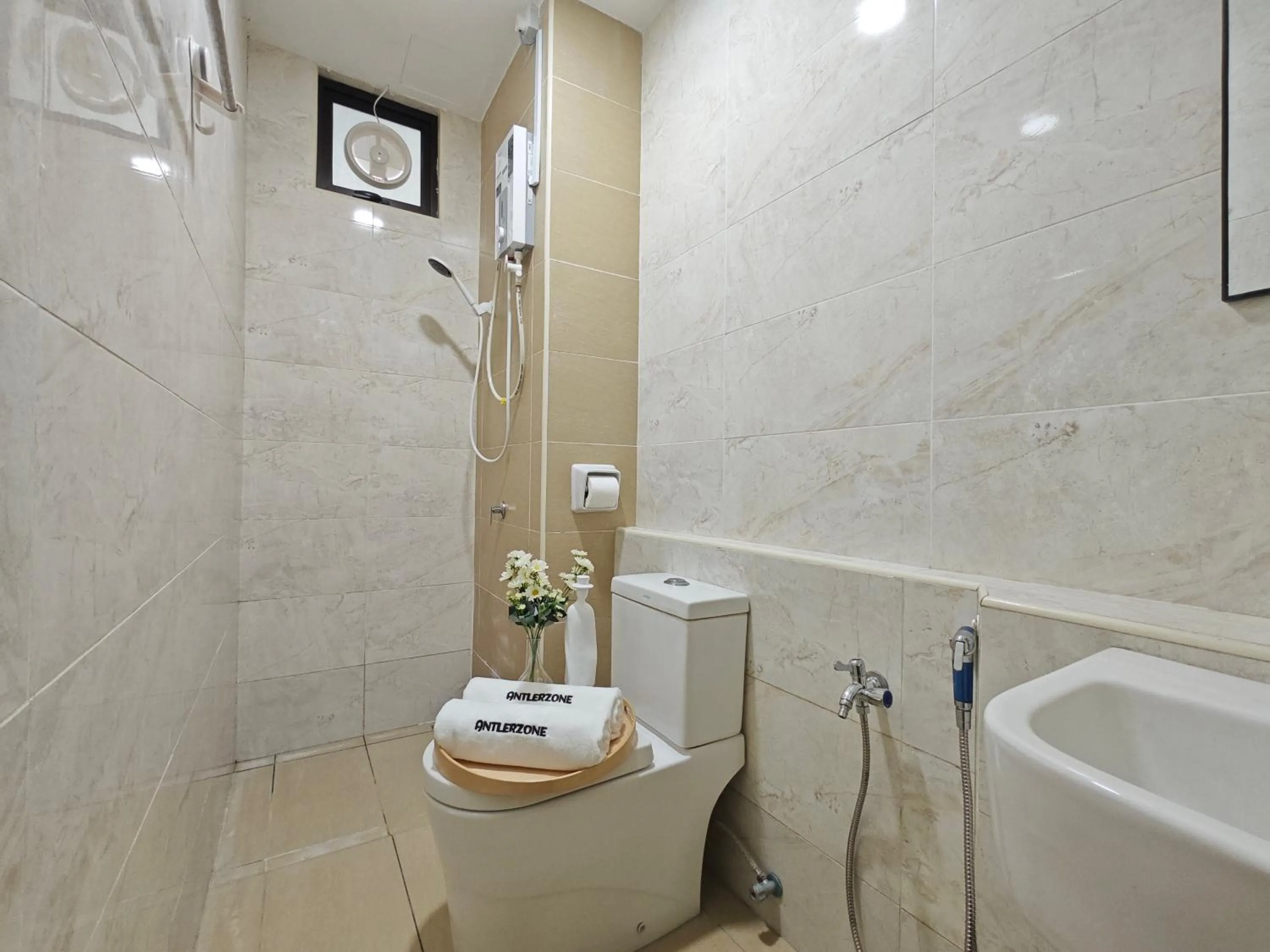 Bathroom in Kempas Dsummit Residences by Antlerzone