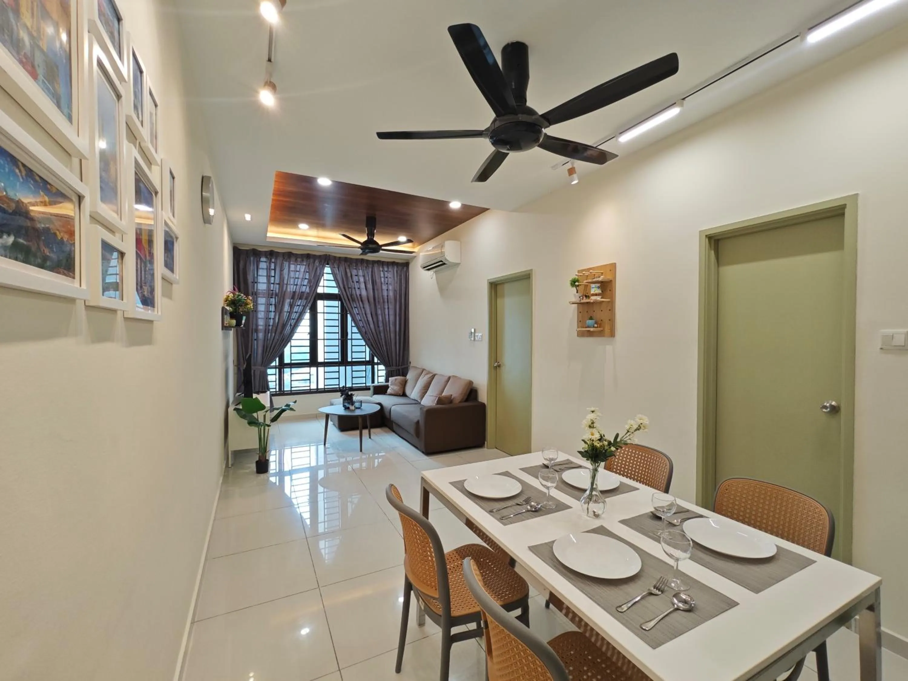 Dining area in Kempas Dsummit Residences by Antlerzone