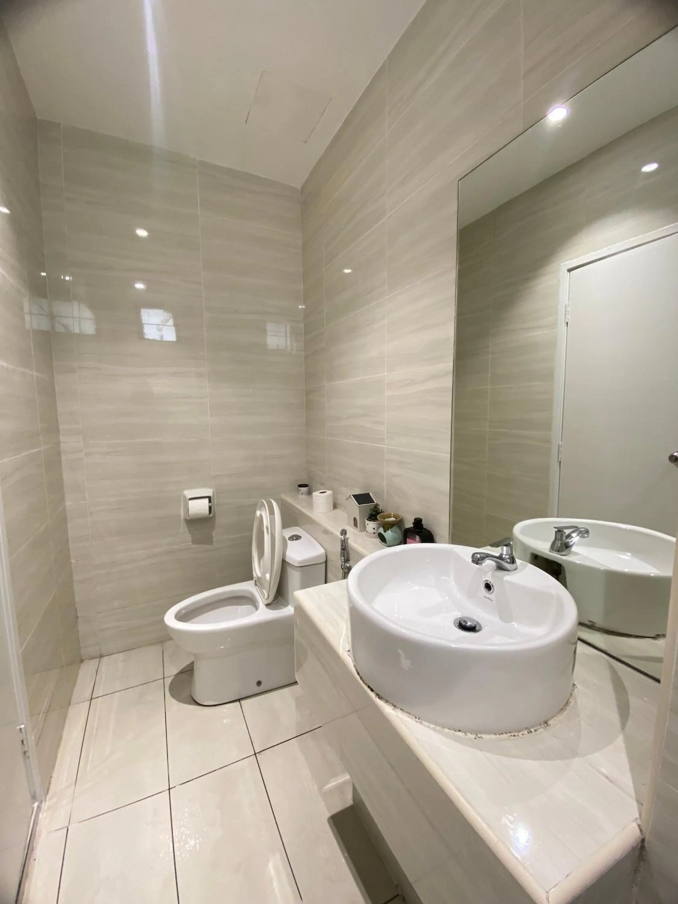 Bathroom in Kempas Dsummit Residences by Antlerzone