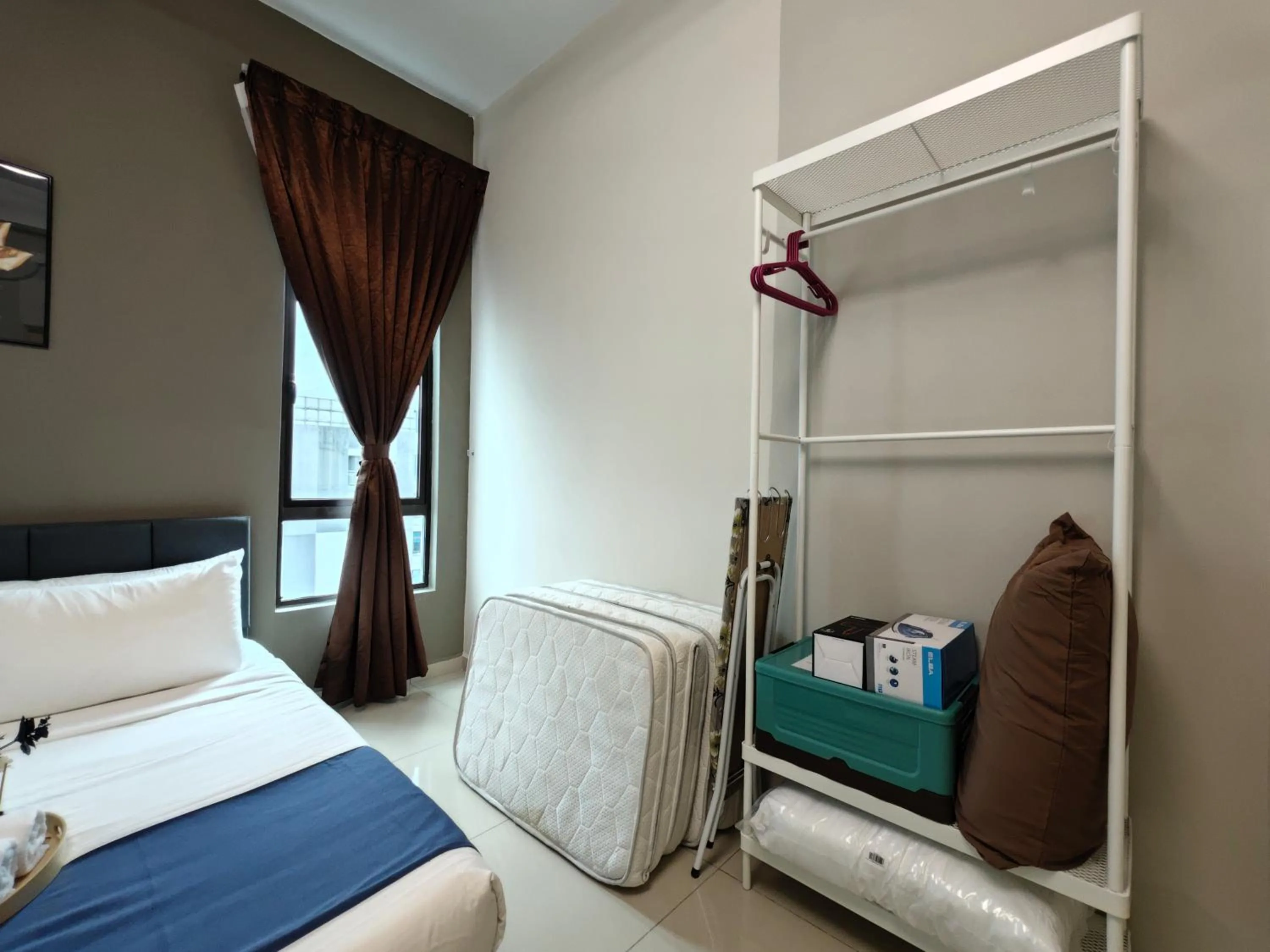Bedroom, Bed in Kempas Dsummit Residences by Antlerzone