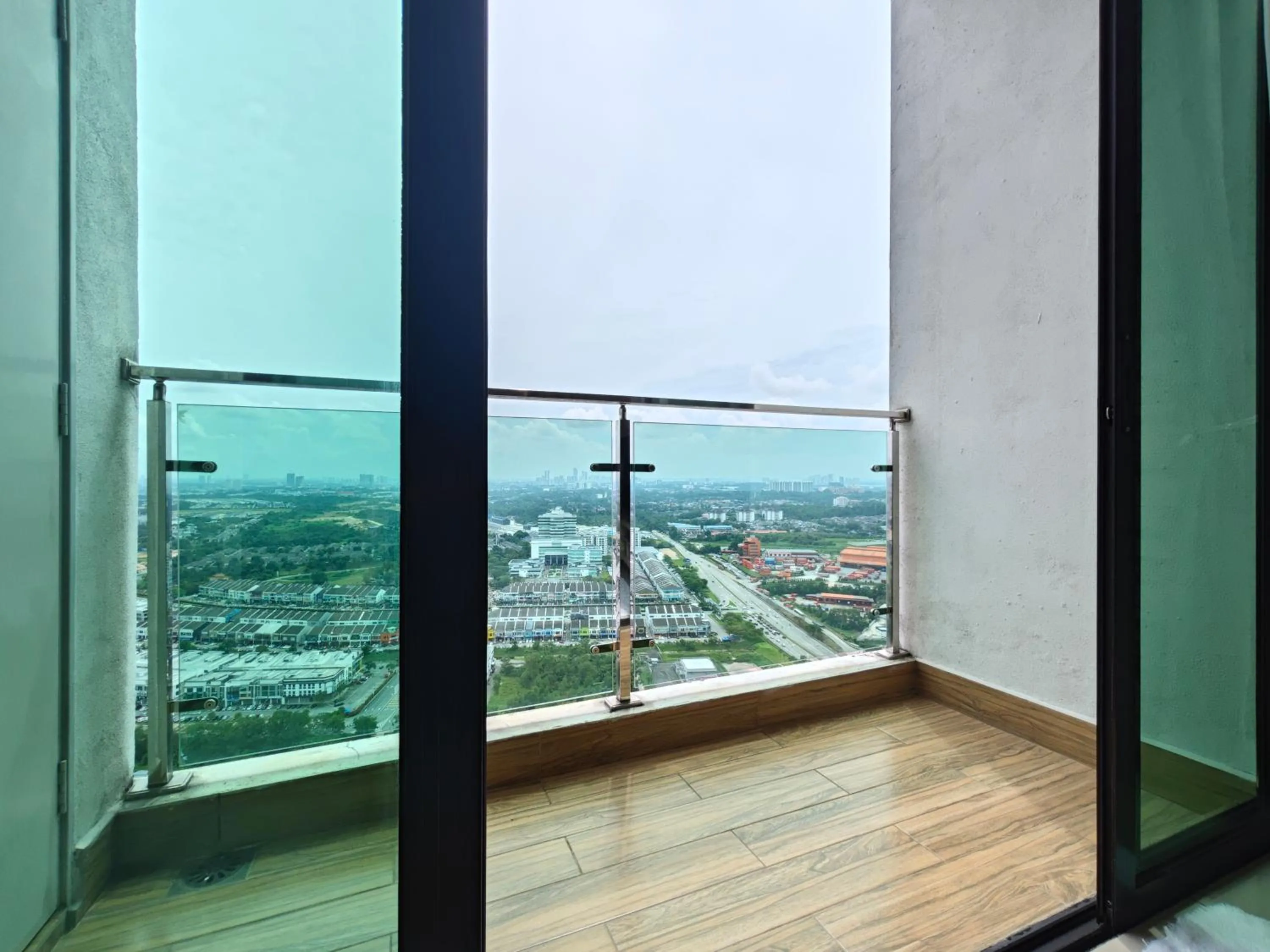 Balcony/Terrace in Kempas Dsummit Residences by Antlerzone