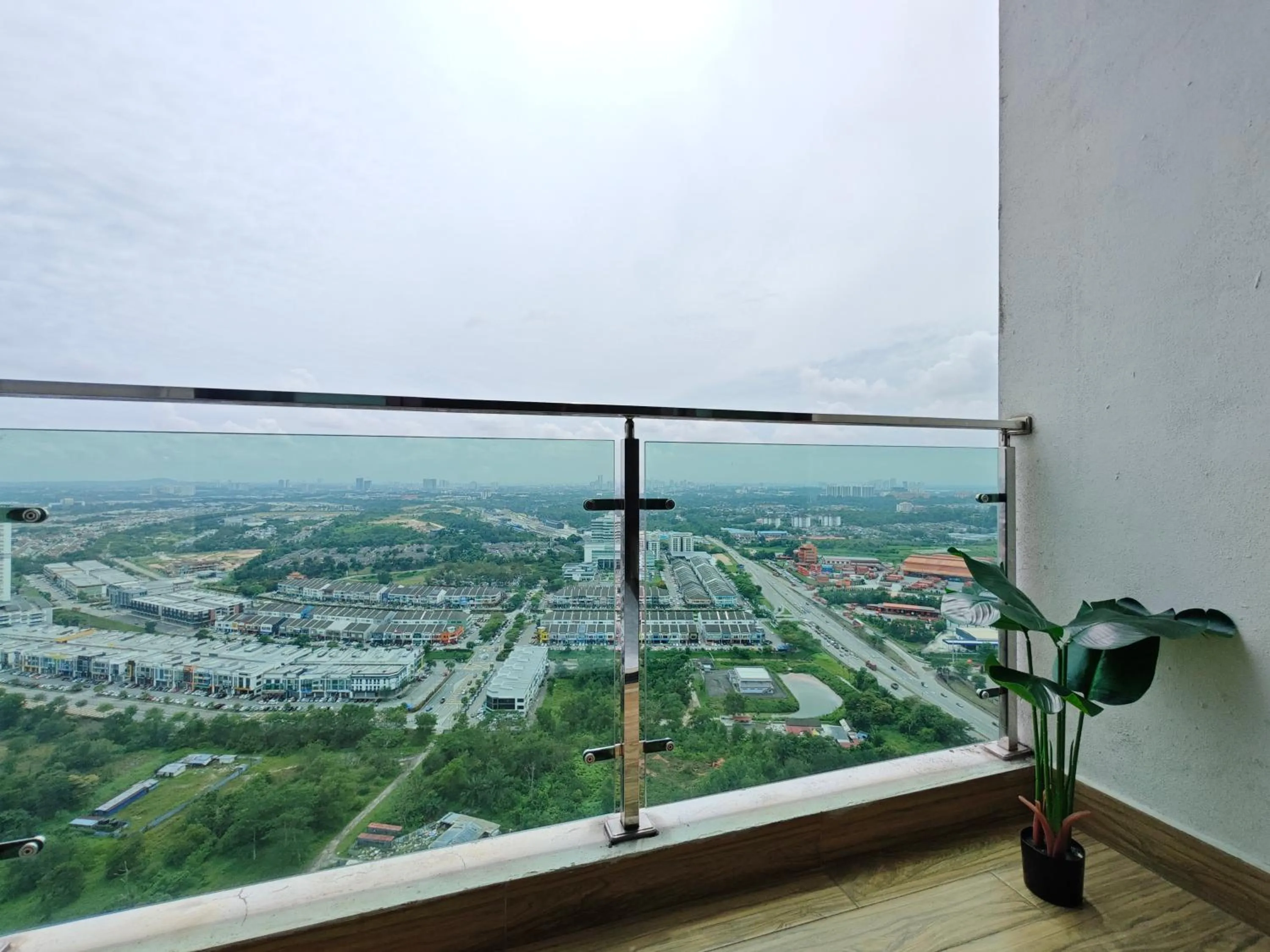 Balcony/Terrace in Kempas Dsummit Residences by Antlerzone