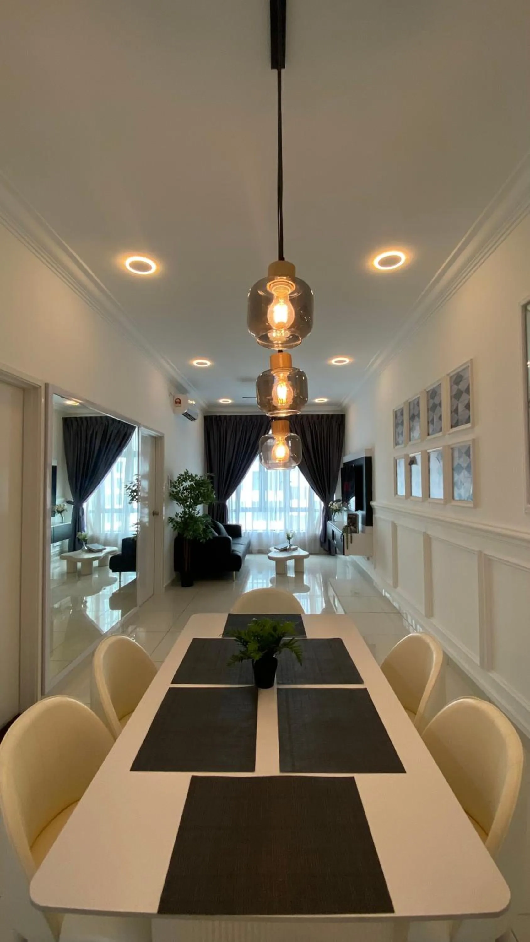 Dining area in Kempas Dsummit Residences by Antlerzone