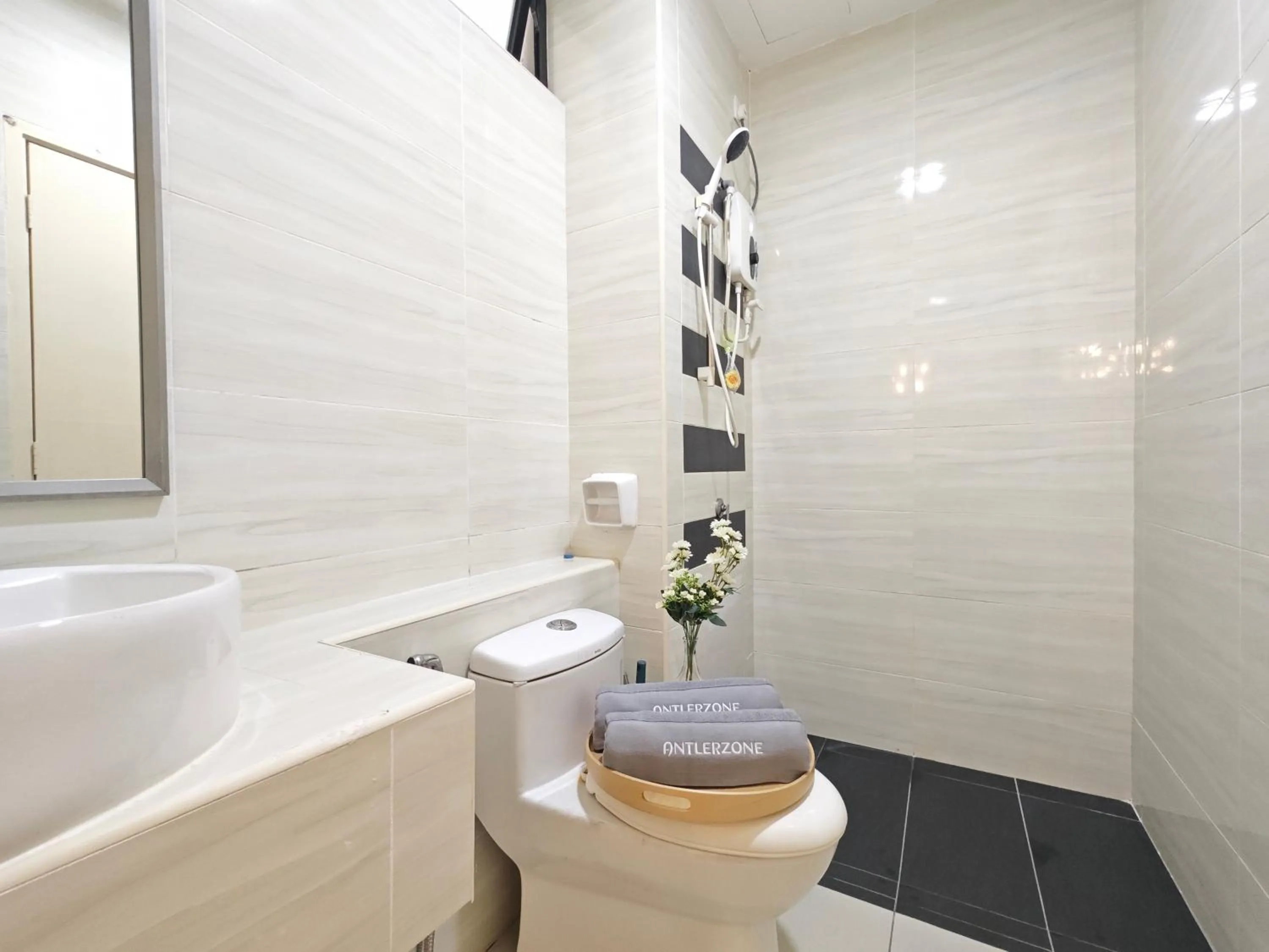Bathroom in Kempas Dsummit Residences by Antlerzone