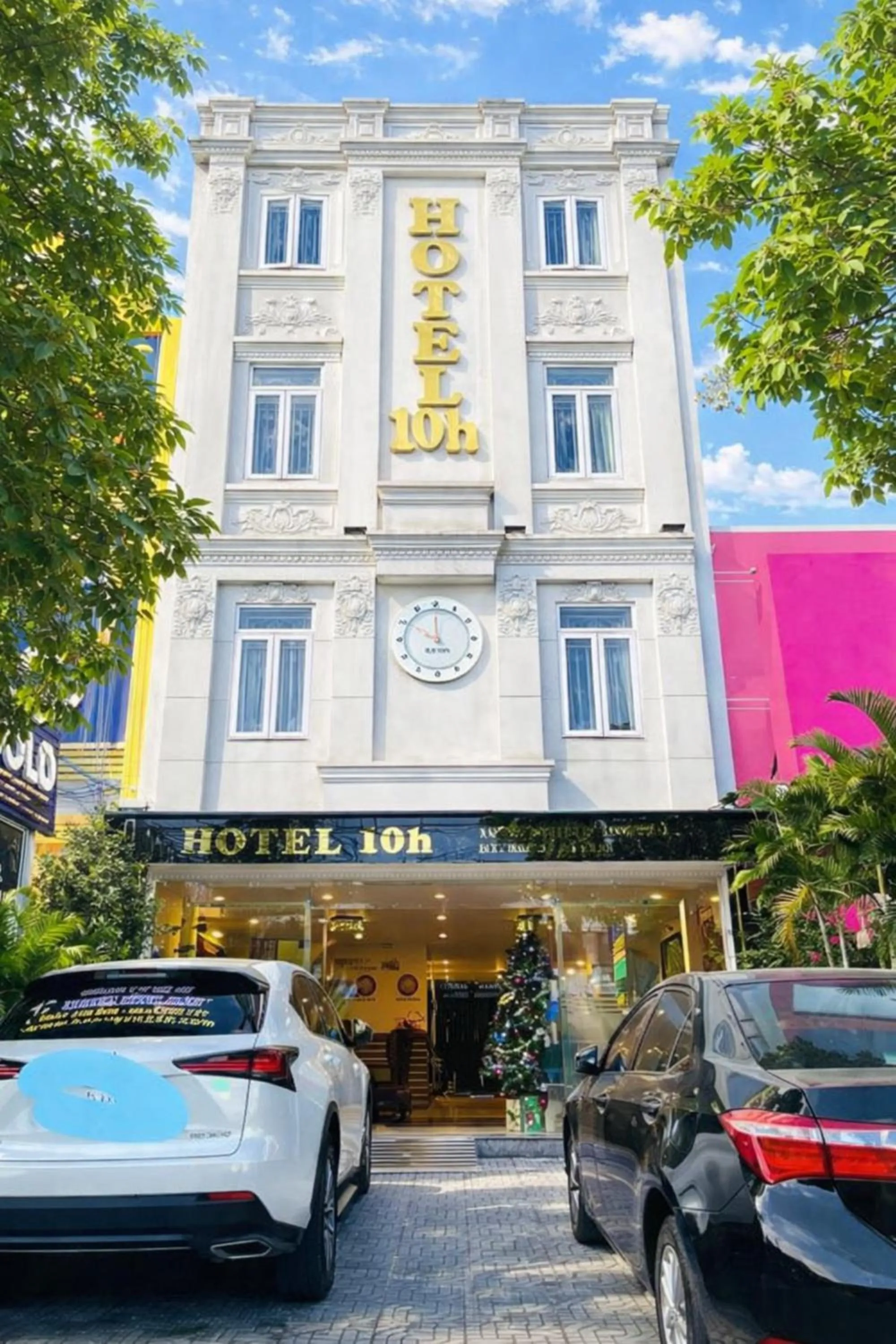 Property building in 10h Hotel