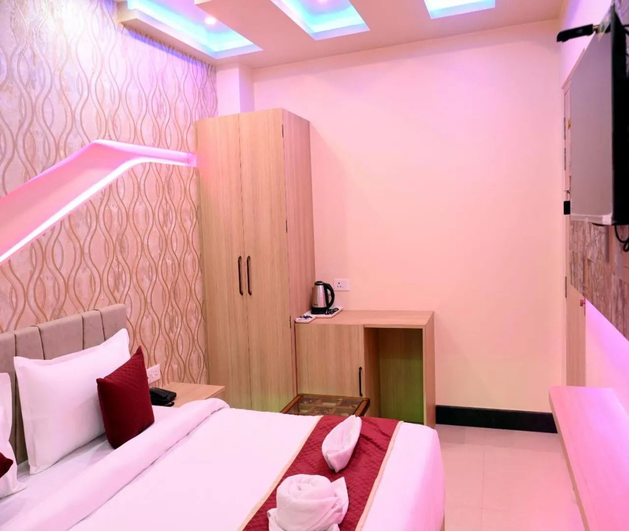 wardrobe, Bed in Hotel Shankara Residency