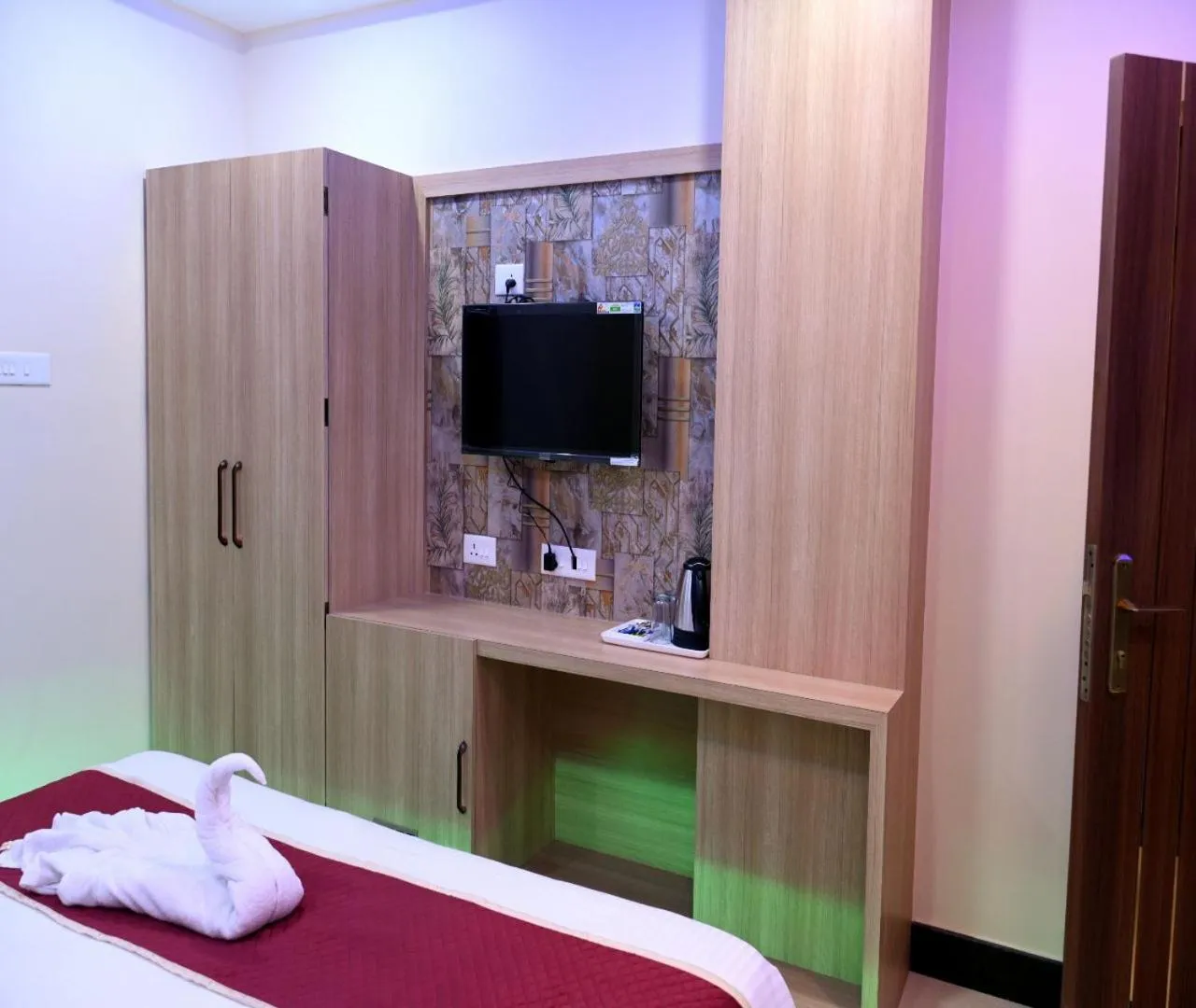 TV and multimedia, Bed in Hotel Shankara Residency