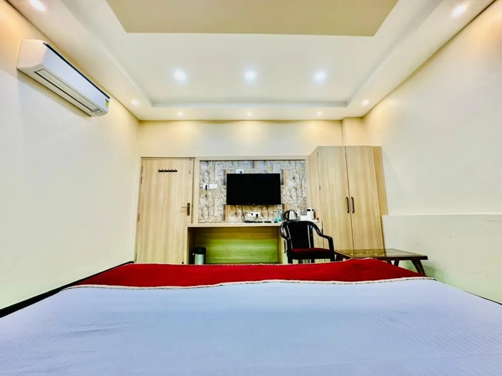 Communal lounge/ TV room, Bed in Hotel Shankara Residency