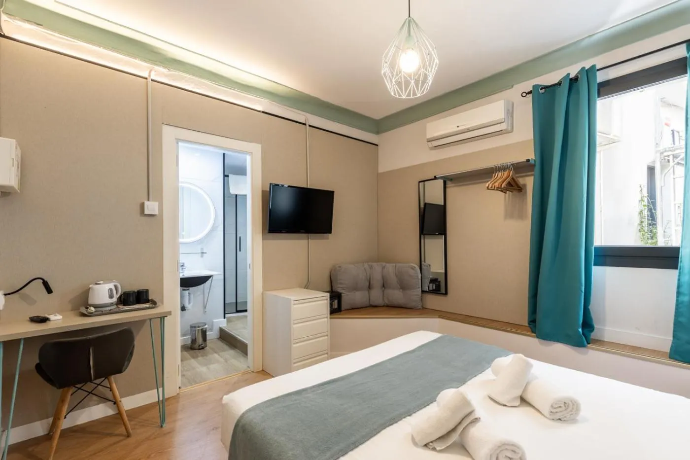 TV and multimedia, Bed in Regina Selfcheck-in Smart Rooms