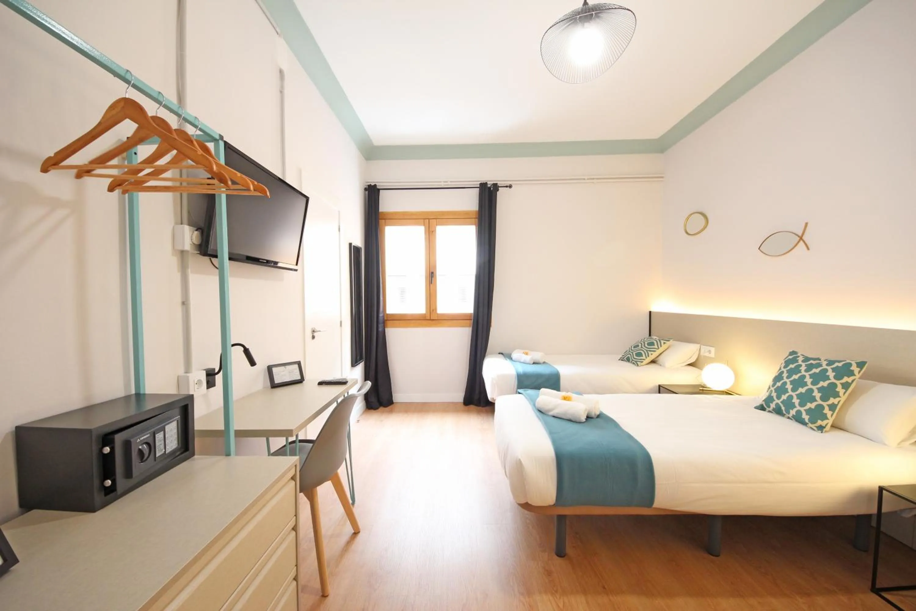 Photo of the whole room, Bed in Regina Selfcheck-in Smart Rooms