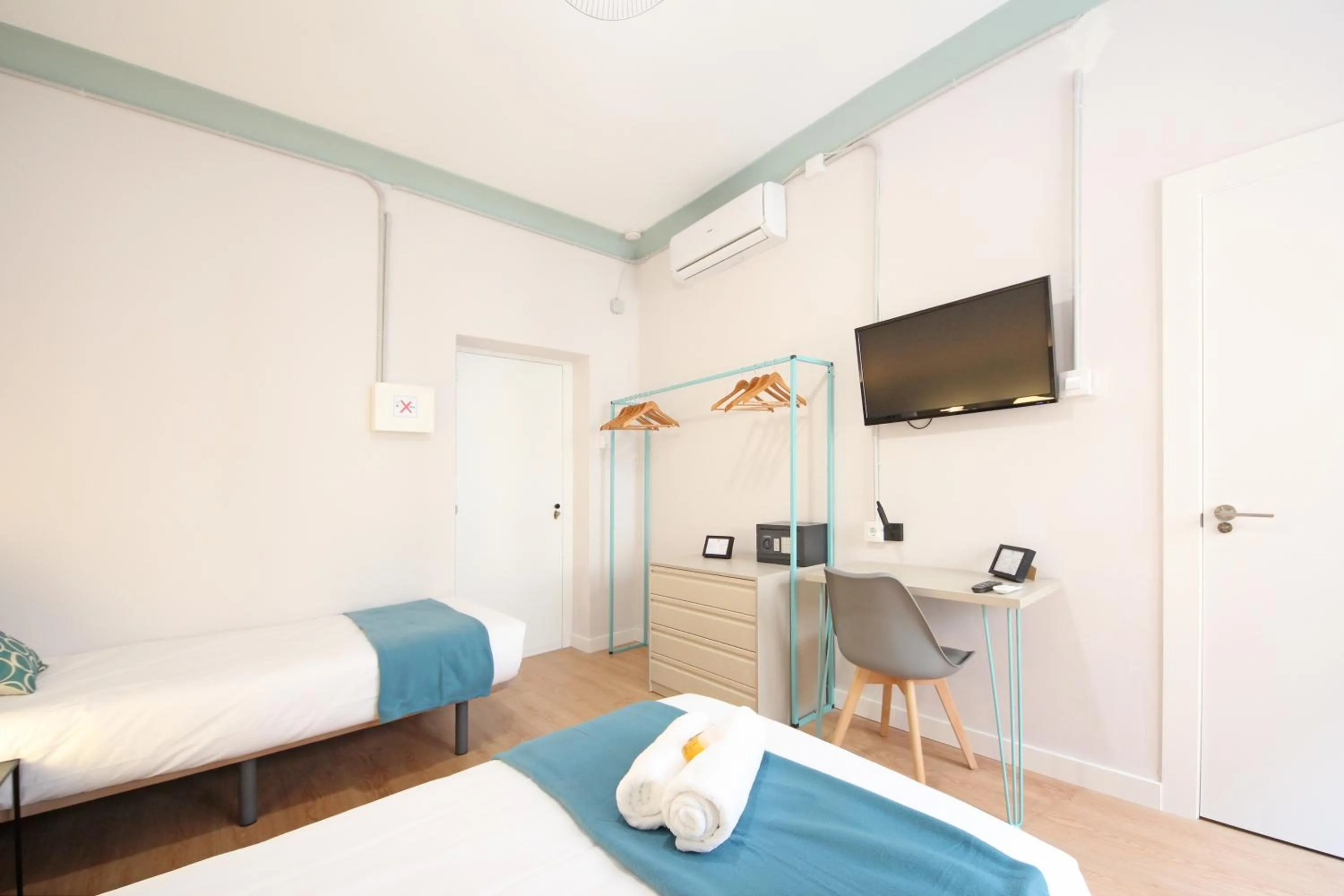 Bedroom, Bed in Regina Selfcheck-in Smart Rooms