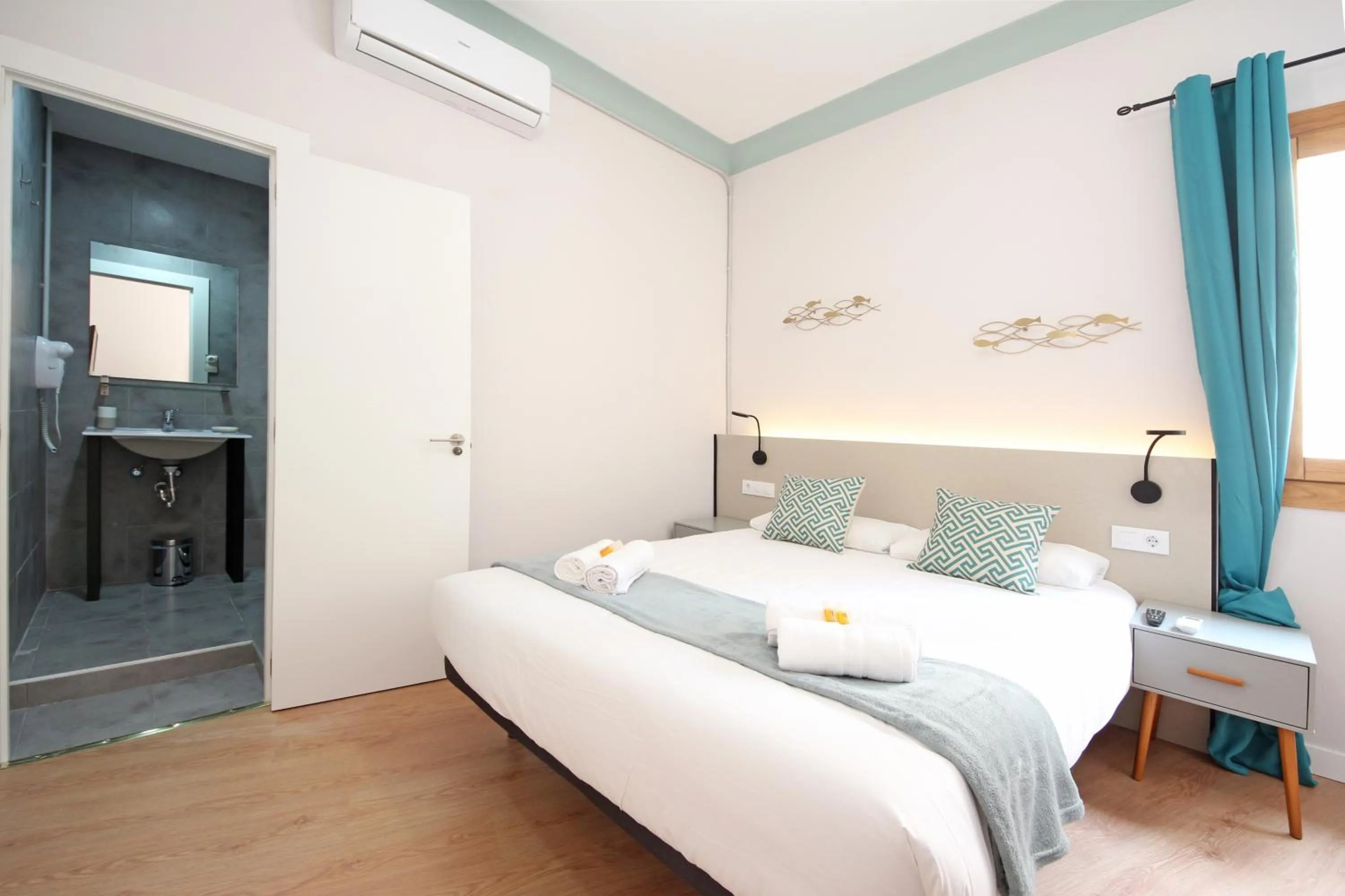 Photo of the whole room, Bed in Regina Selfcheck-in Smart Rooms