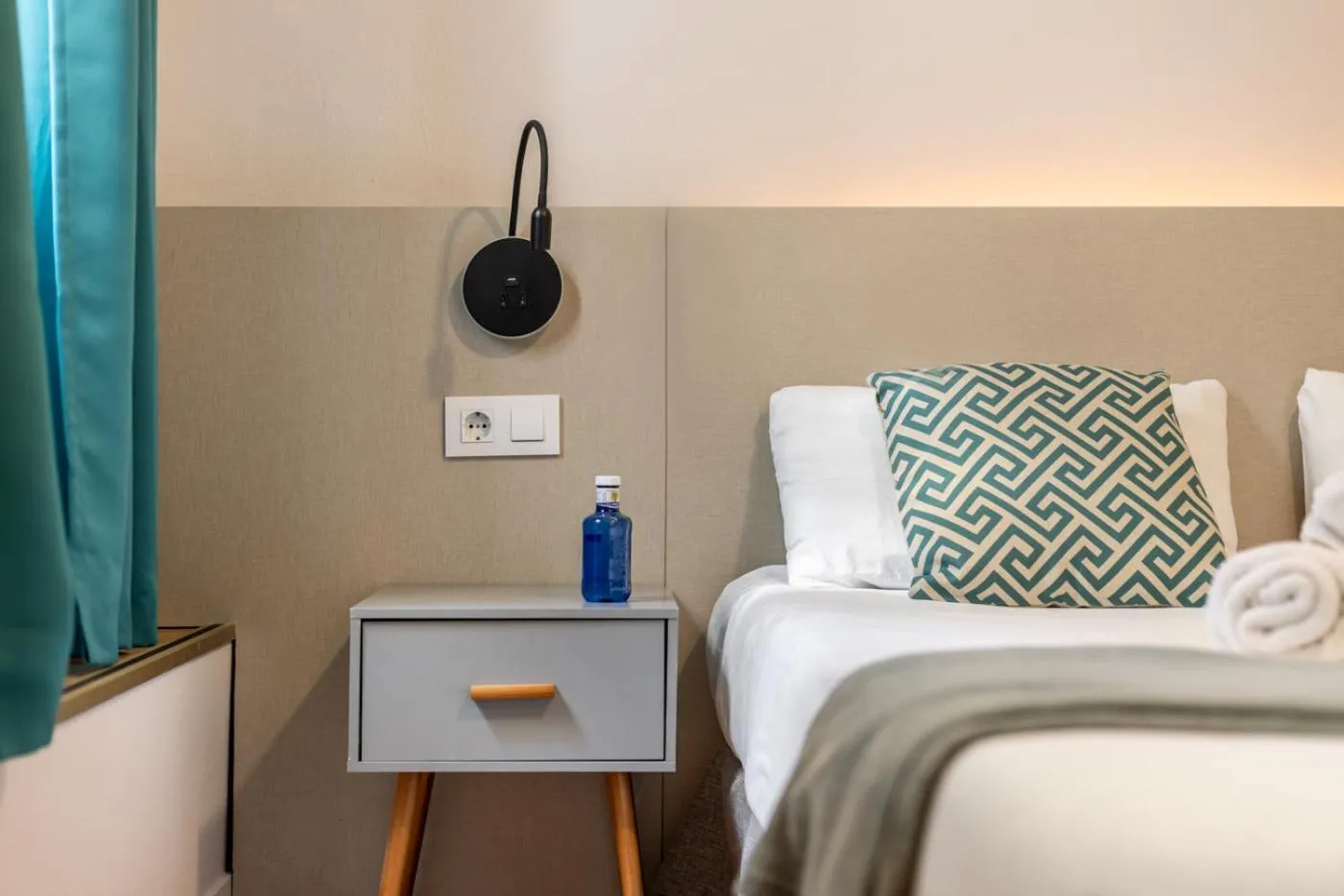Photo of the whole room, Bed in Regina Selfcheck-in Smart Rooms